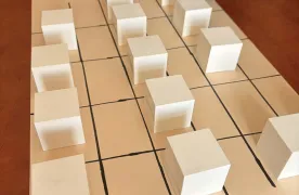 Uczeń przy grze edukacyjnej "pamięć dźwiękowa" - ma za zadanie zebrać pary klocków wydających identyczne dźwięki