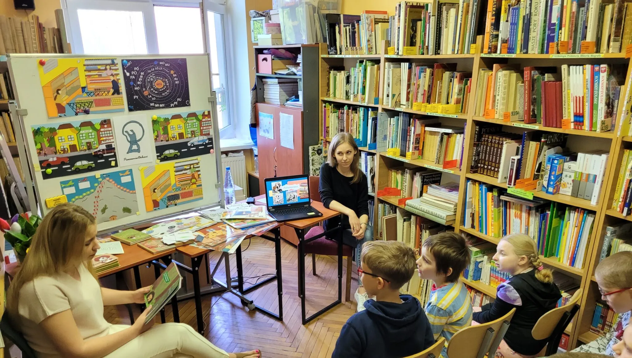 SPOTKANIE Z PISARKĄ PANIĄ PATRYCJĄ KASZĄ  W BIBLIOTECE SZKOLNEJ