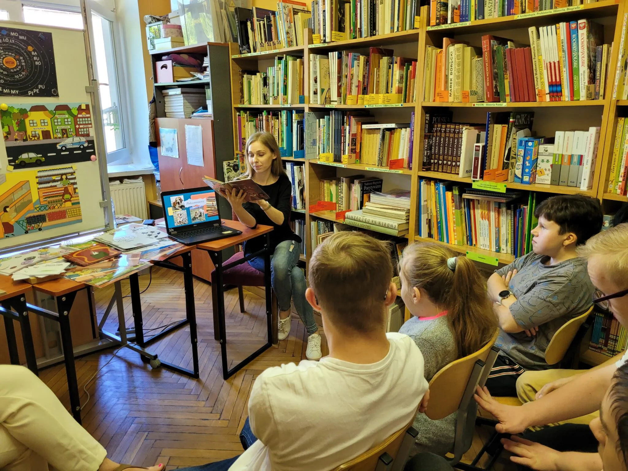 SPOTKANIE Z PISARKĄ PANIĄ PATRYCJĄ KASZĄ  W BIBLIOTECE SZKOLNEJ