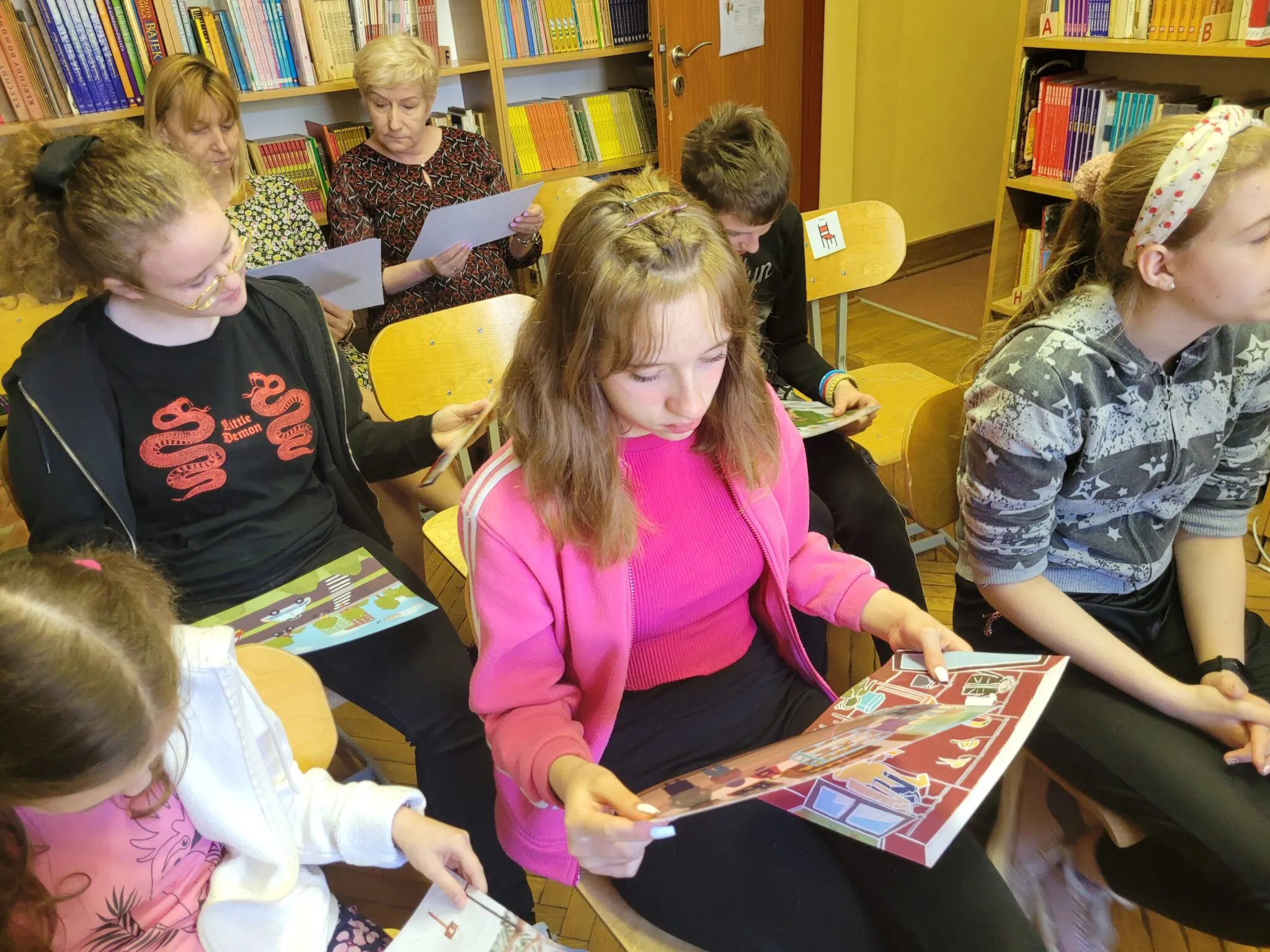 SPOTKANIE Z PISARKĄ PANIĄ PATRYCJĄ KASZĄ  W BIBLIOTECE SZKOLNEJ