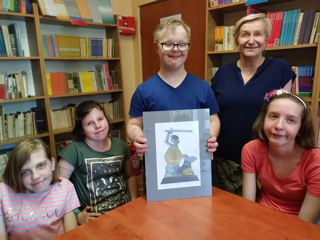 UCZNIOWIE SPS 147 DZIĘKUJĄ  PRACOWNIKOM BIBLIOTEKI NR 13  