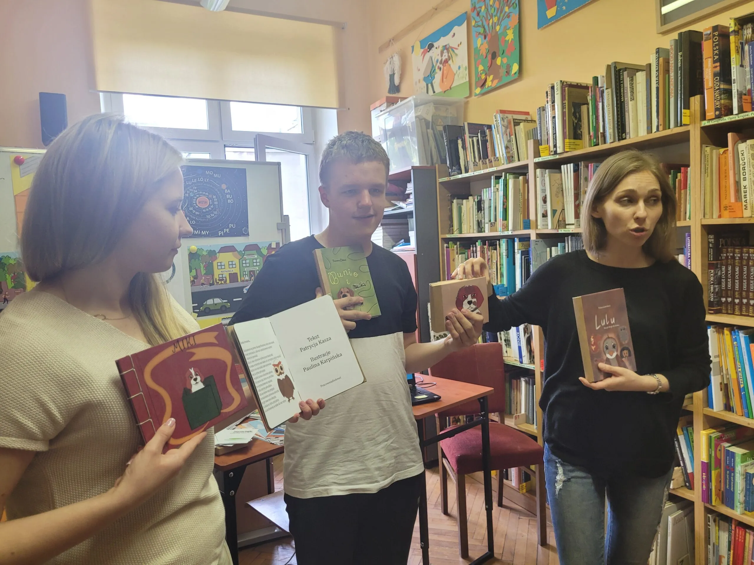 SPOTKANIE Z PISARKĄ PANIĄ PATRYCJĄ KASZĄ  W BIBLIOTECE SZKOLNEJ