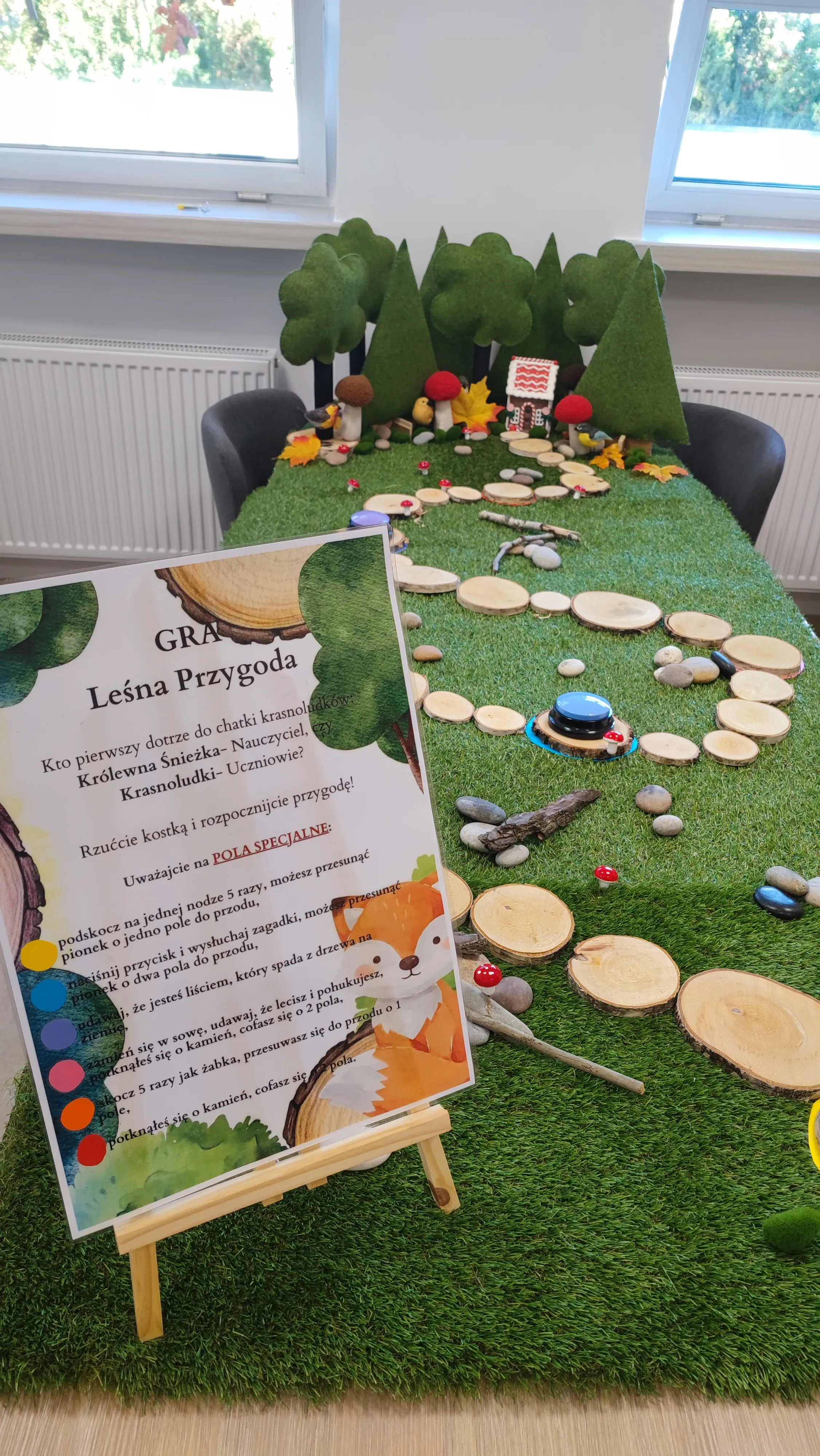 	Gra planszowa, składająca się z ułożonych na atrapie trawy krążków , prowadzących do atrapy lasu , gdzie ukryty jest domek . Na starcie gry umieszczona jest tablica z objaśnieniami zasad gry