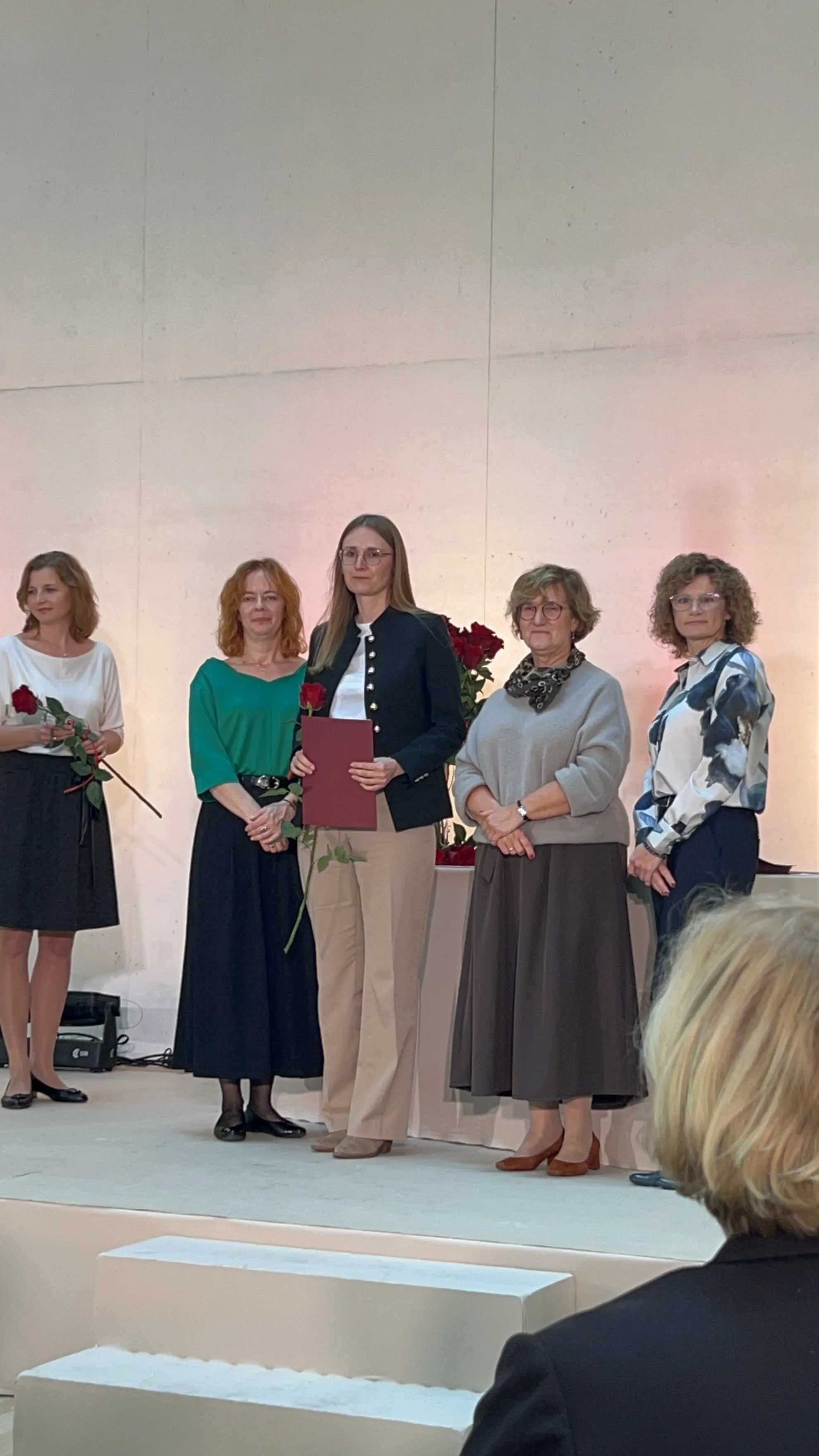 Anna Sieniawska-Turowska z dyplomem w ręku w Muzeum Sztuki Nowoczesnej