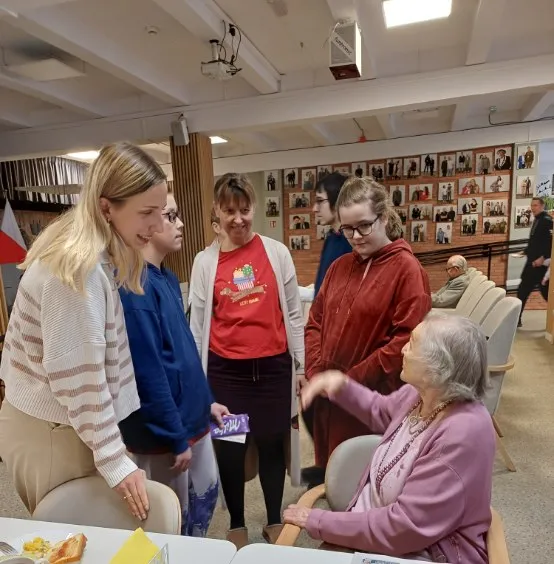 Rozmowa  uczniów i nauczycielek z uczestniczką  Powstania Warszawskiego w Domu Powstańców Warszawskich