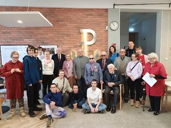 Pamiątkowe  zdjęcia naszych uczniów i nauczycieli z powstancami warszawskimi w  Domu Powstańców Warszawskich