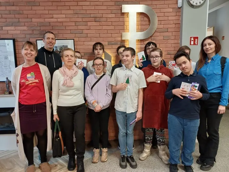 Pamiątkowe zdjęcie nauczycieli i uczniów z wizyty w Domu Powstańców Warszawskich