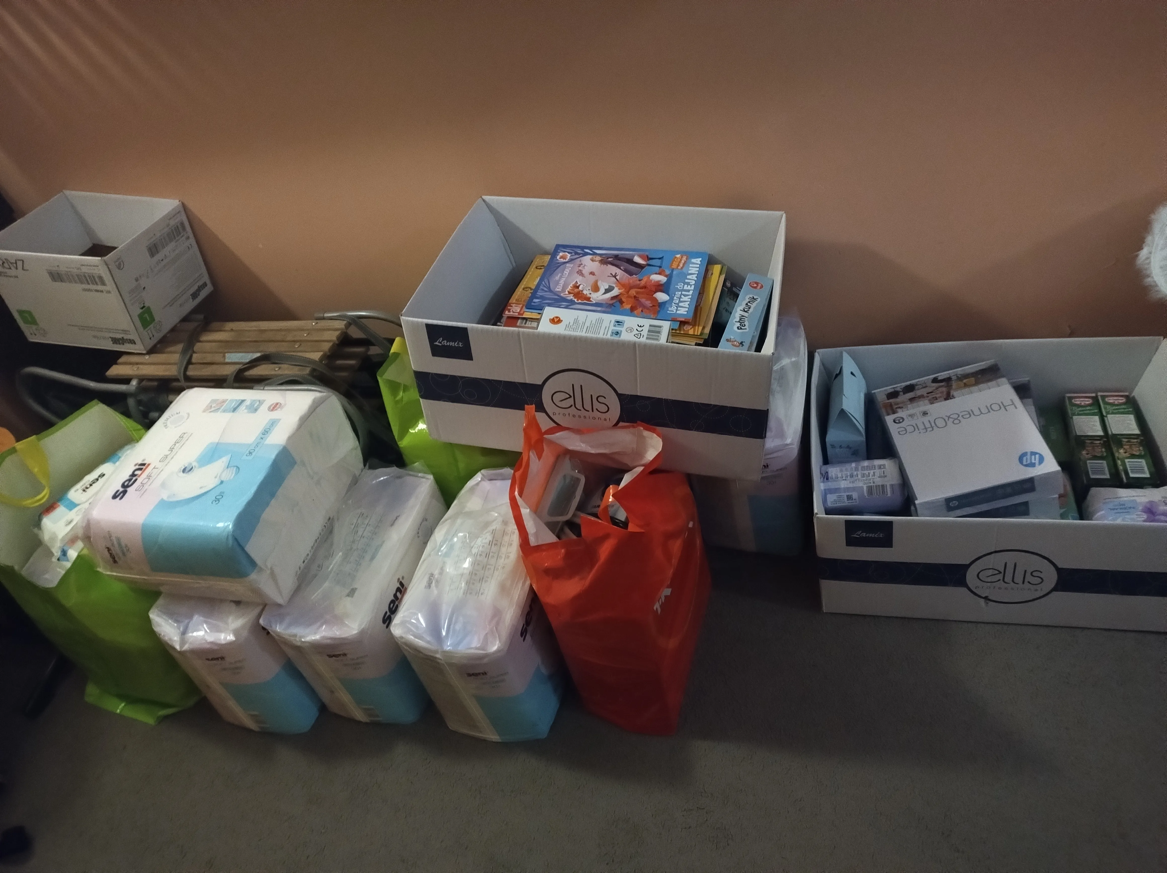 Na zdjęciu dary wiezione dla pacjentów zakładu opiekuńczego