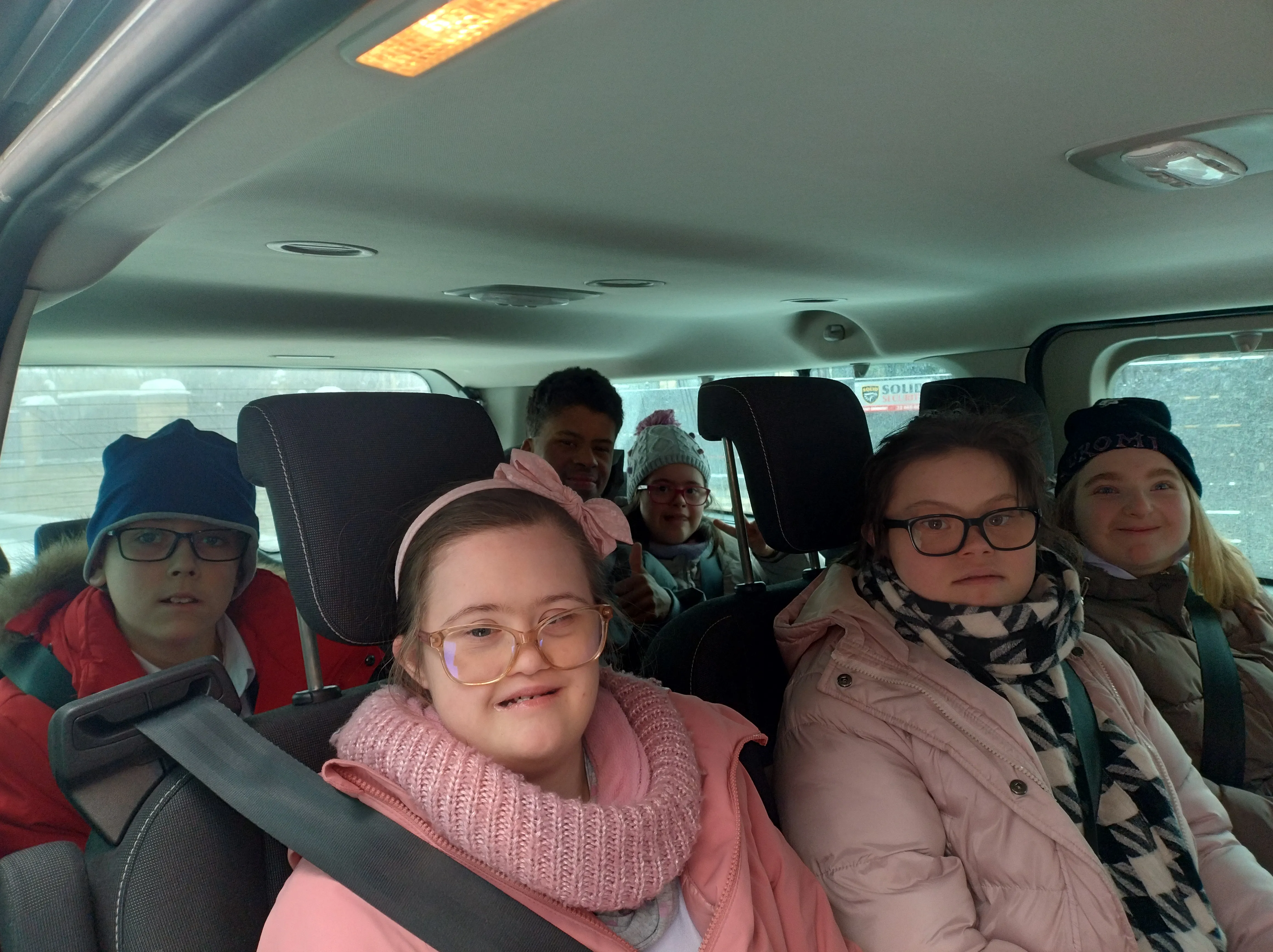 W drodze do Zakładu Opiekuńczo-Leczniczego na Woli   - na zdjęciu sześciu uczniów w busie