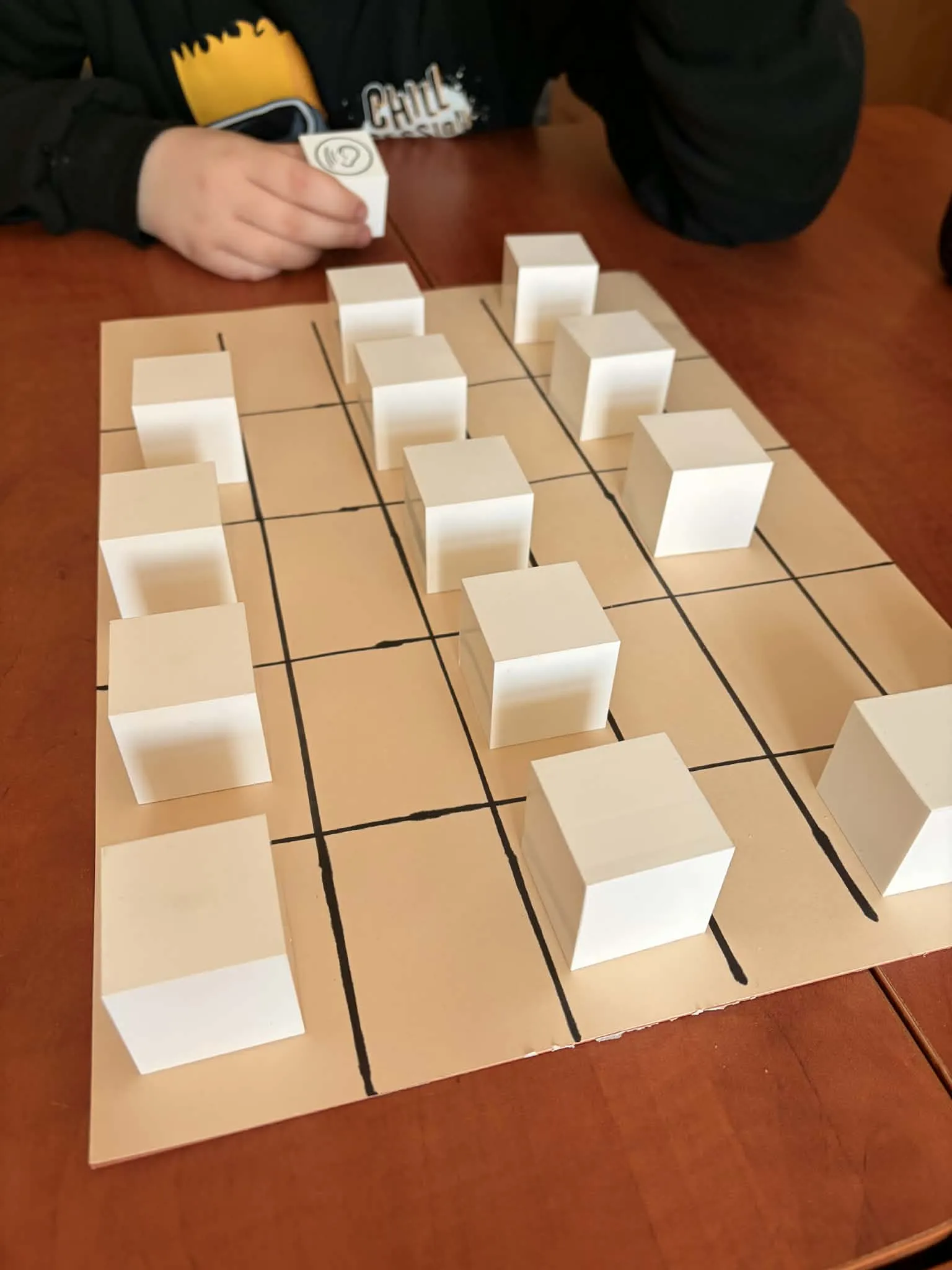 Uczeń przy grze edukacyjnej "pamięć dźwiękowa" - ma za zadanie zebrać pary klocków wydających identyczne dźwięki