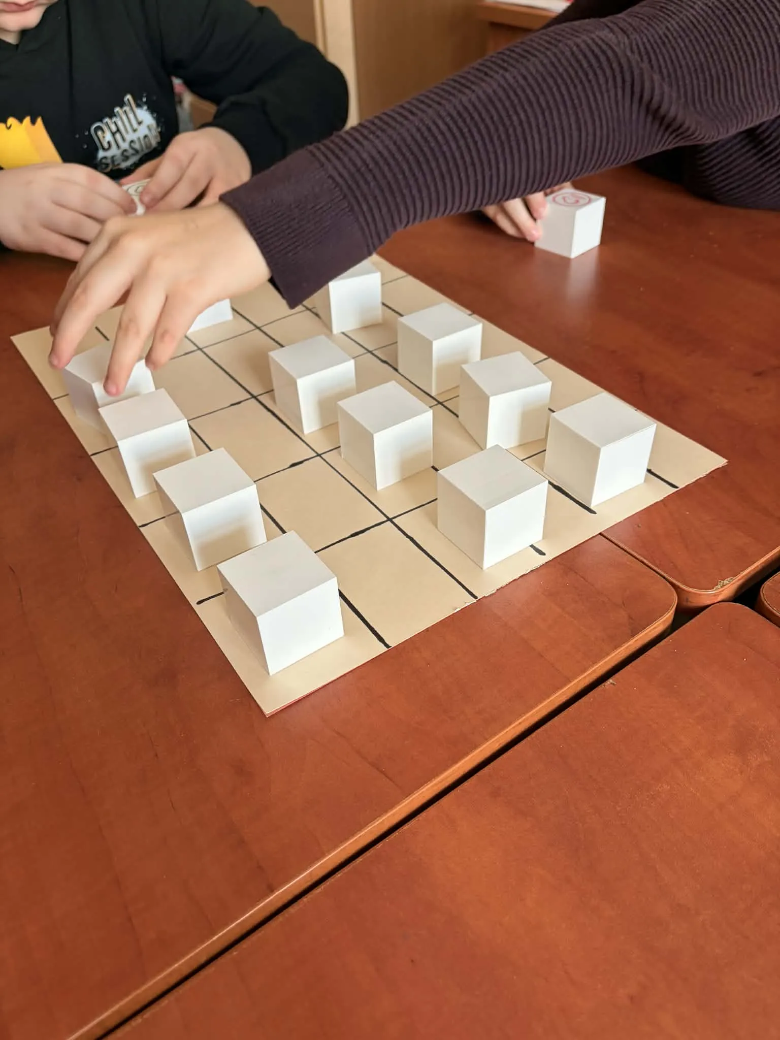 Uczniowie przy grze edukacyjnej "pamięć dźwiękowa" - mają za zadanie zebrać pary klocków wydających identyczne dźwięki