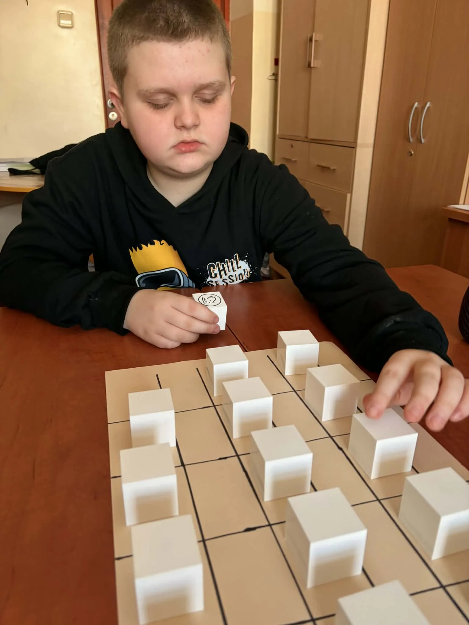 Uczeń przy grze edukacyjnej "pamięć dźwiękowa" - ma za zadanie zebrać pary klocków wydających identyczne dźwięki