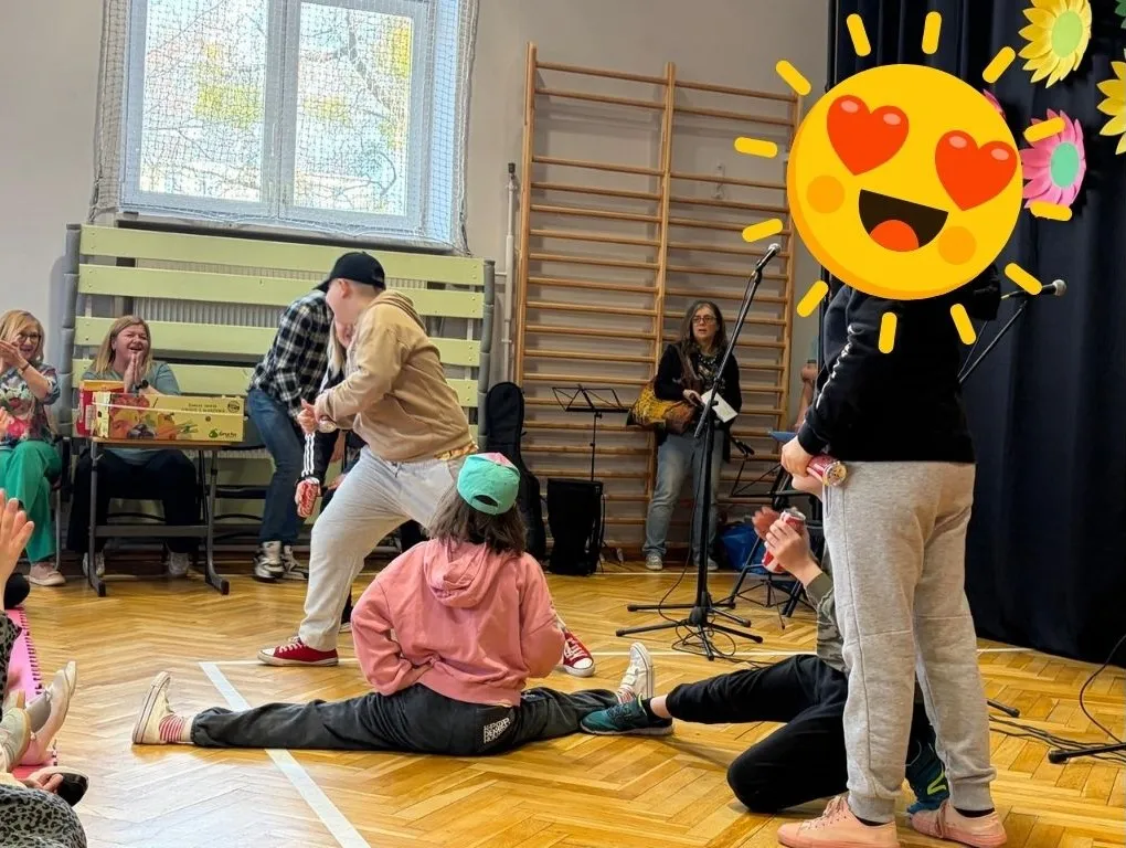 zdjęcie przedstawia uczniów prezentujących układ taneczny do piosenki soda pop