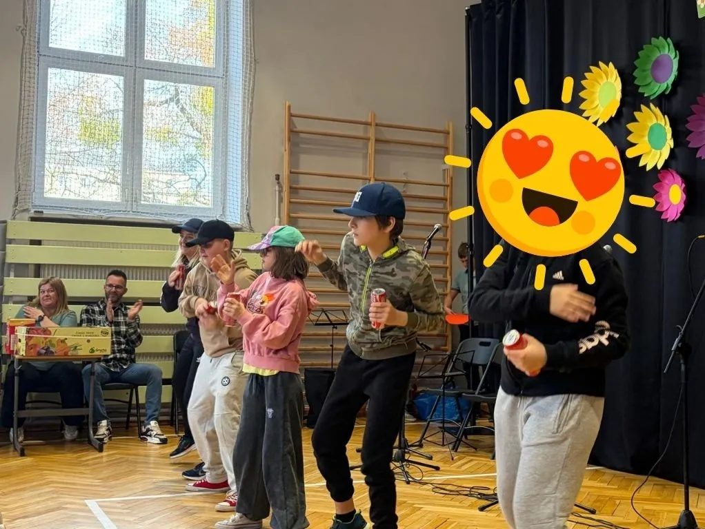 zdjecie przedstawia grupę uczniów prezentujących układ taneczny do piosenki soda pop