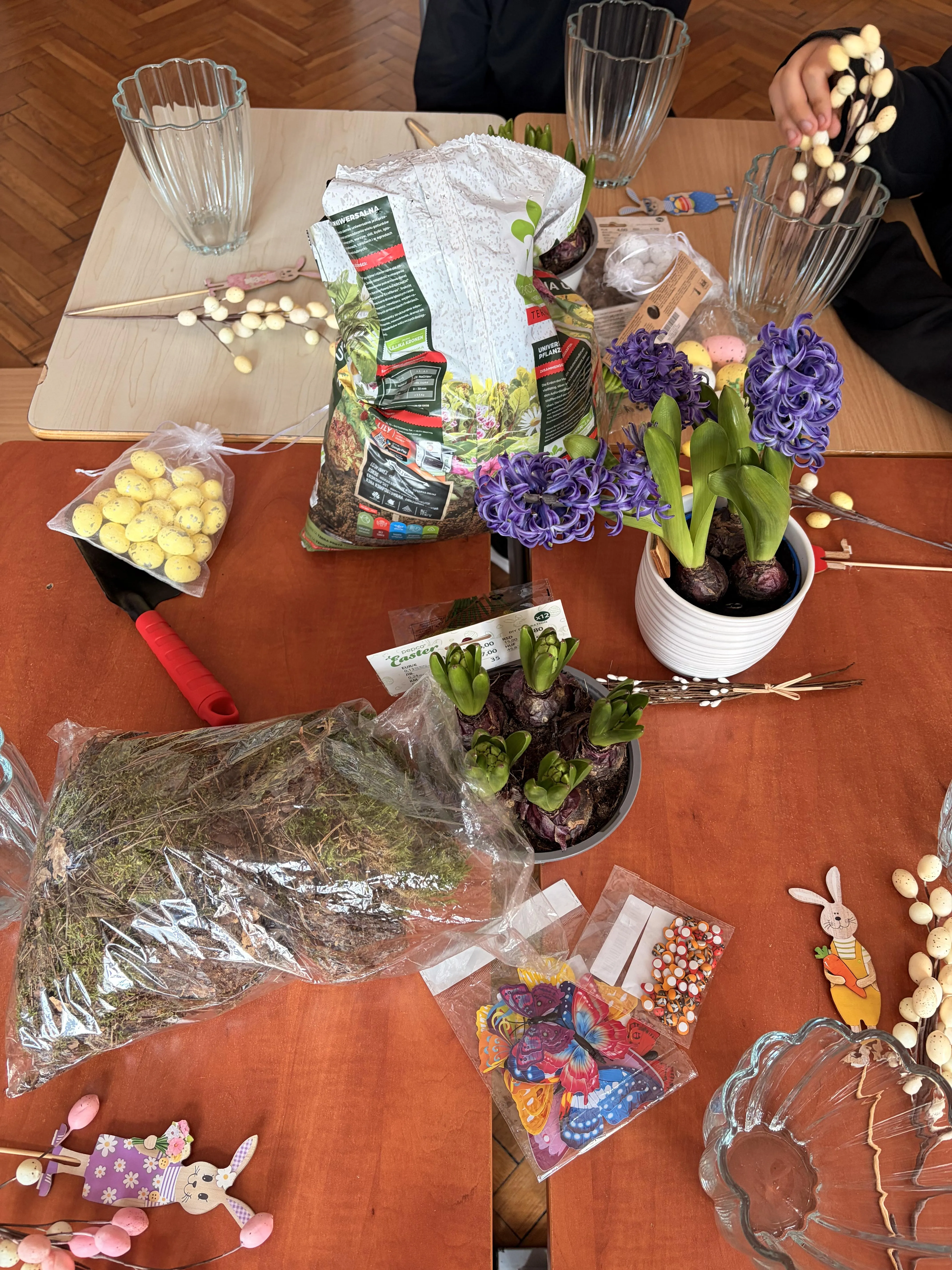 udział w warsztatach plastycznych, podczas których samodzielnie wykonały urocze zajączki wielkanocne. 