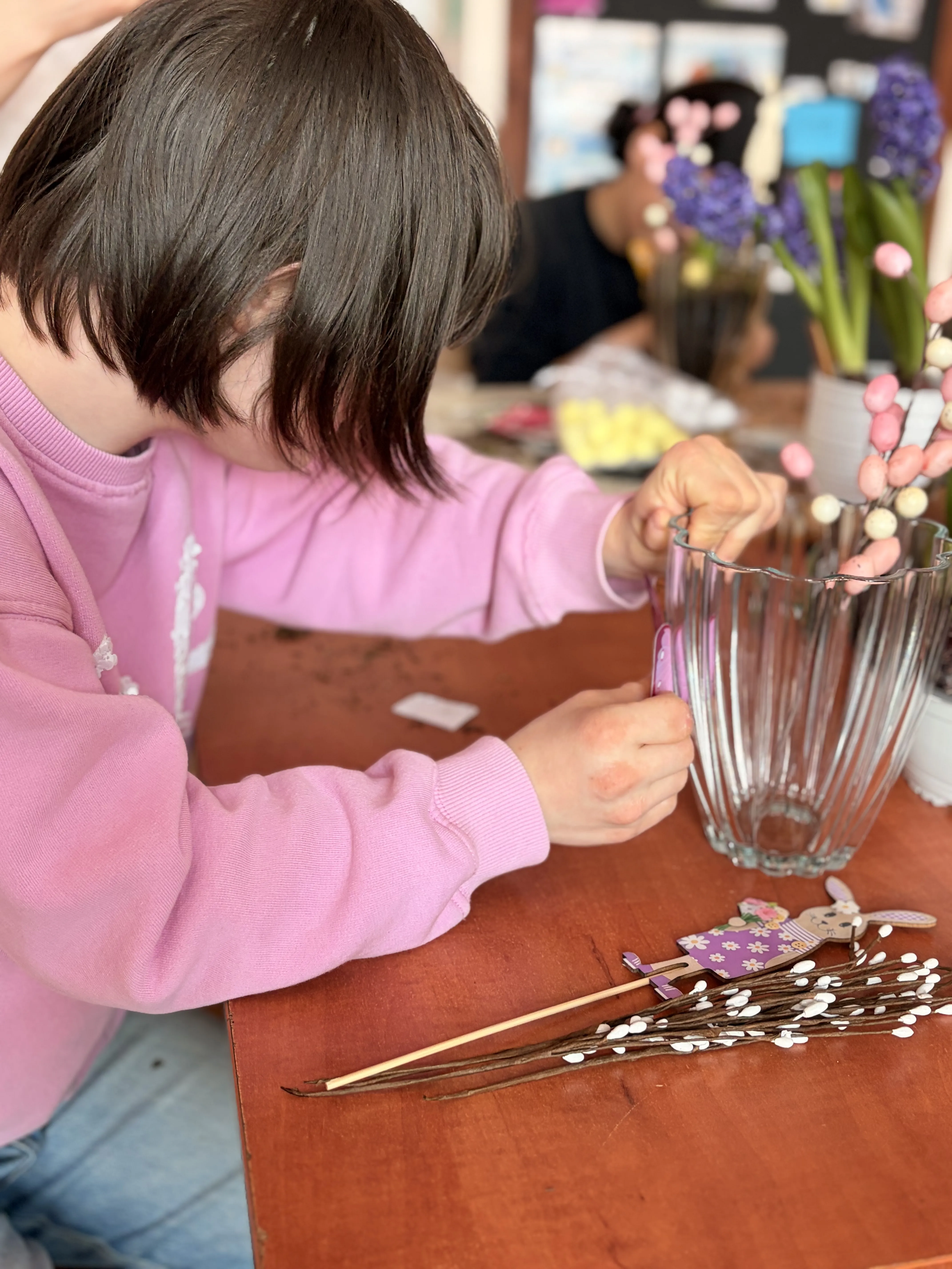 udział w warsztatach plastycznych, podczas których samodzielnie wykonały urocze zajączki wielkanocne. 