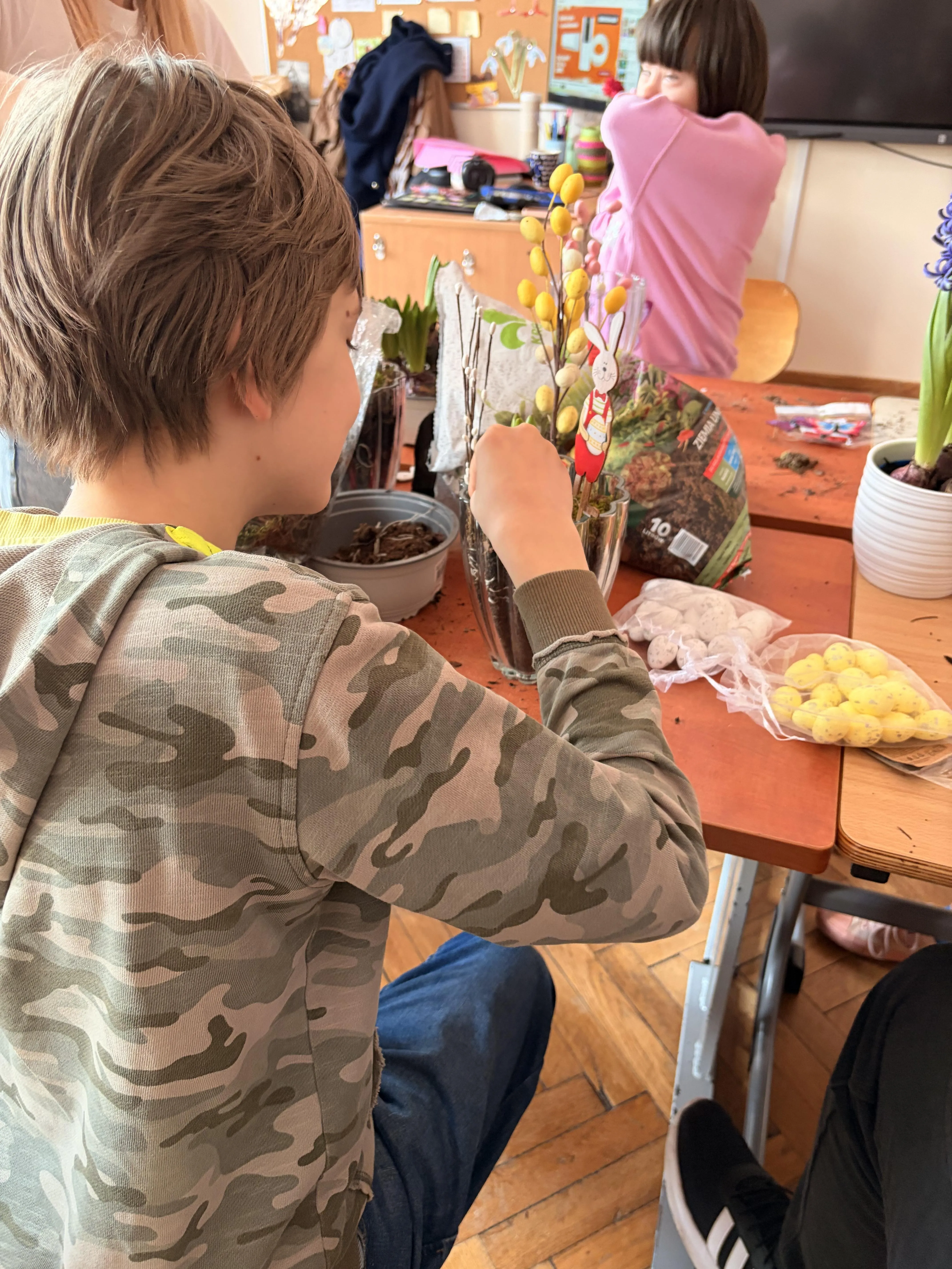 udział w warsztatach plastycznych, podczas których samodzielnie wykonały urocze zajączki wielkanocne. 