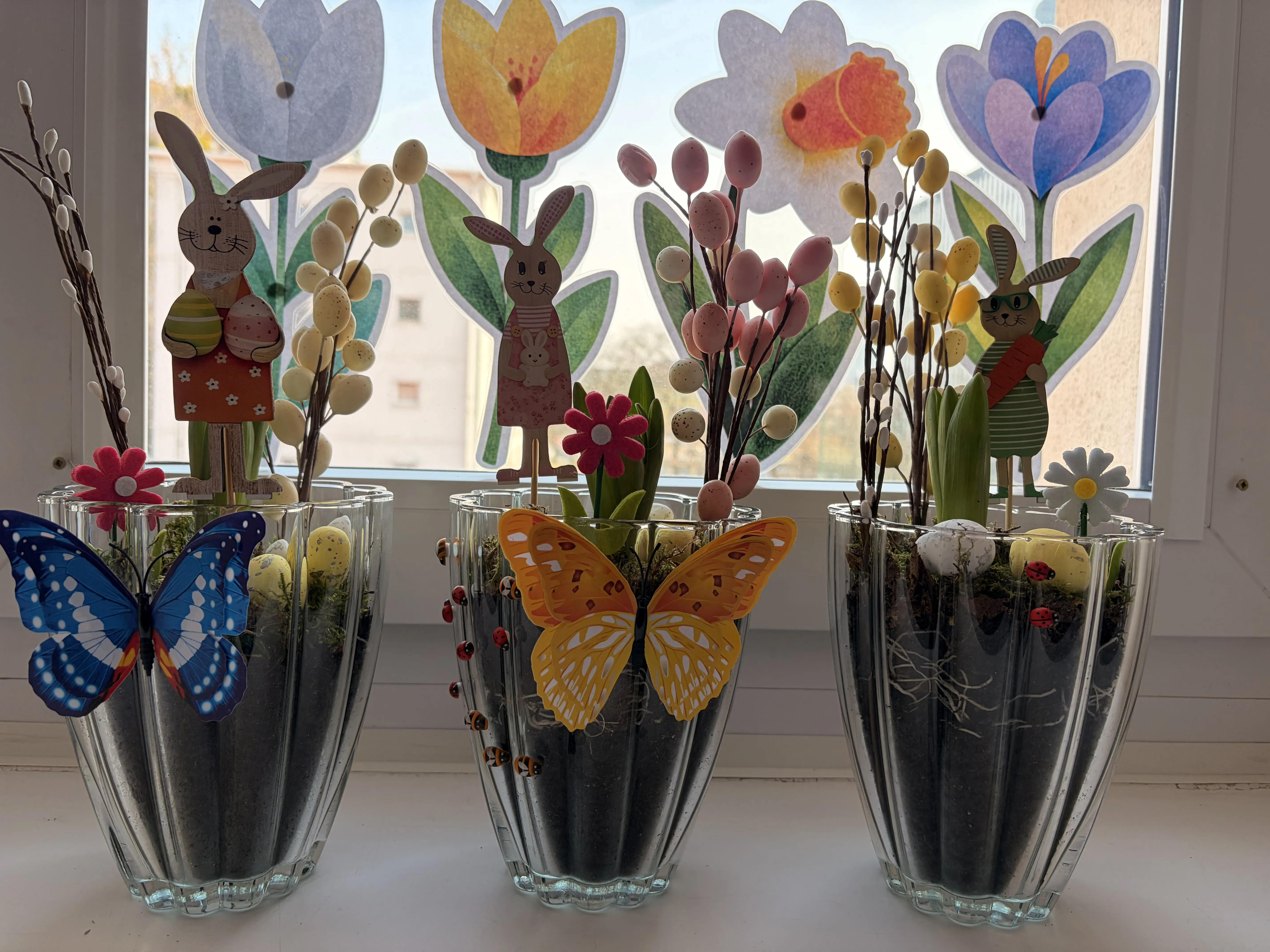 udział w warsztatach plastycznych, podczas których samodzielnie wykonały urocze zajączki wielkanocne. 