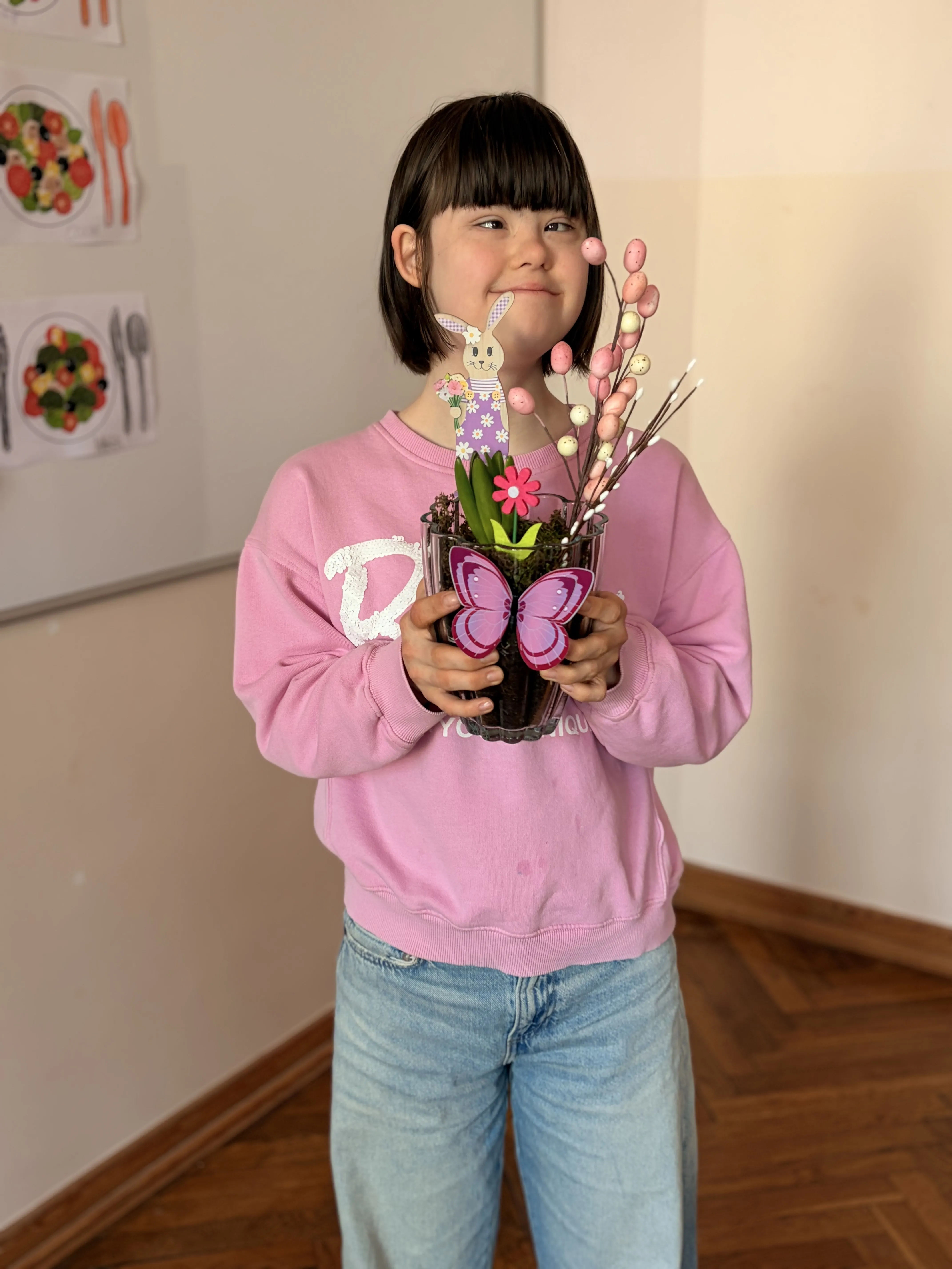 udział w warsztatach plastycznych, podczas których samodzielnie wykonały urocze zajączki i stroiki wielkanocne. 