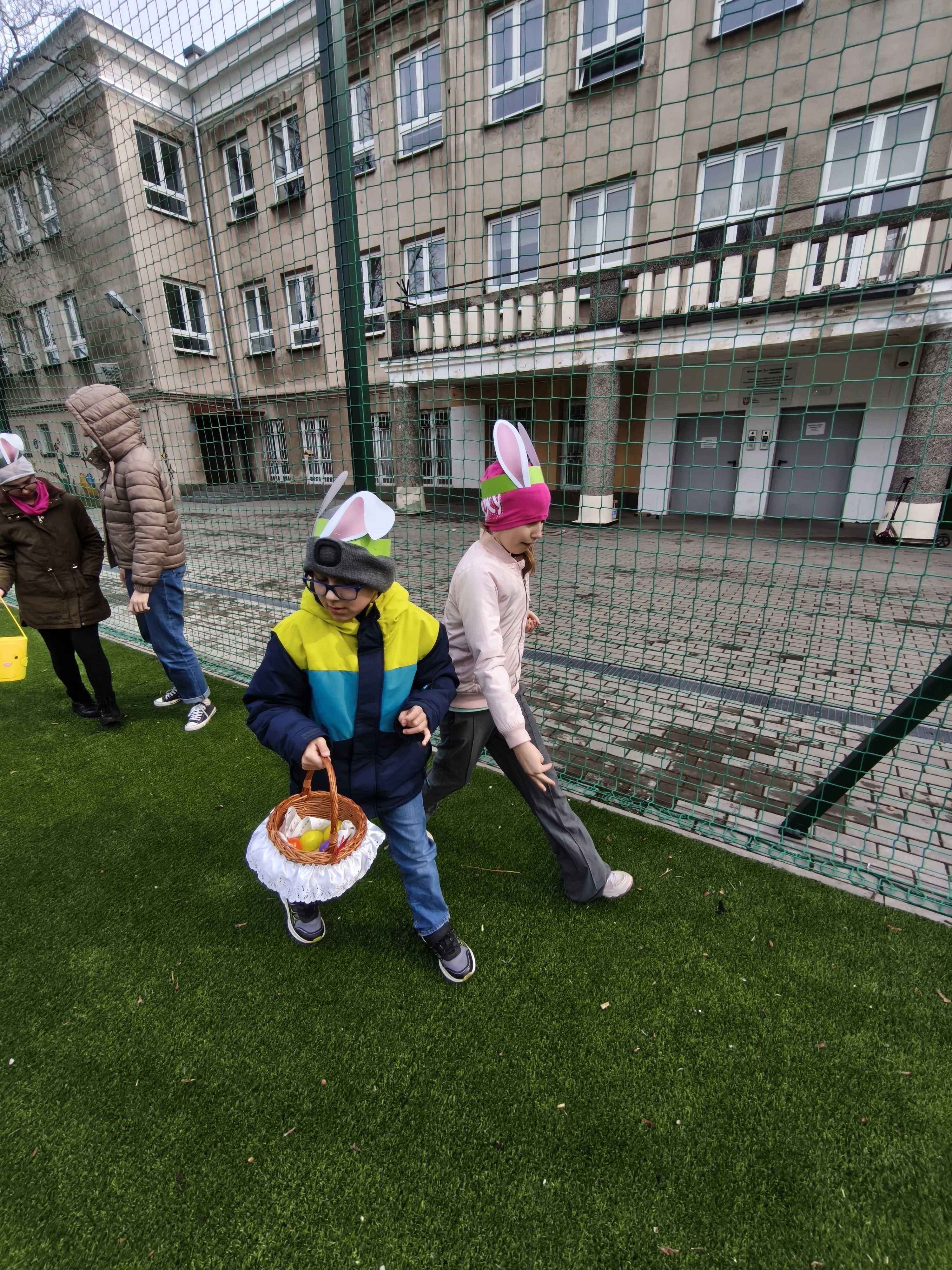 „Polowanie na jajeczka”, w której uczestniczyły klasy 3b oraz 2c.