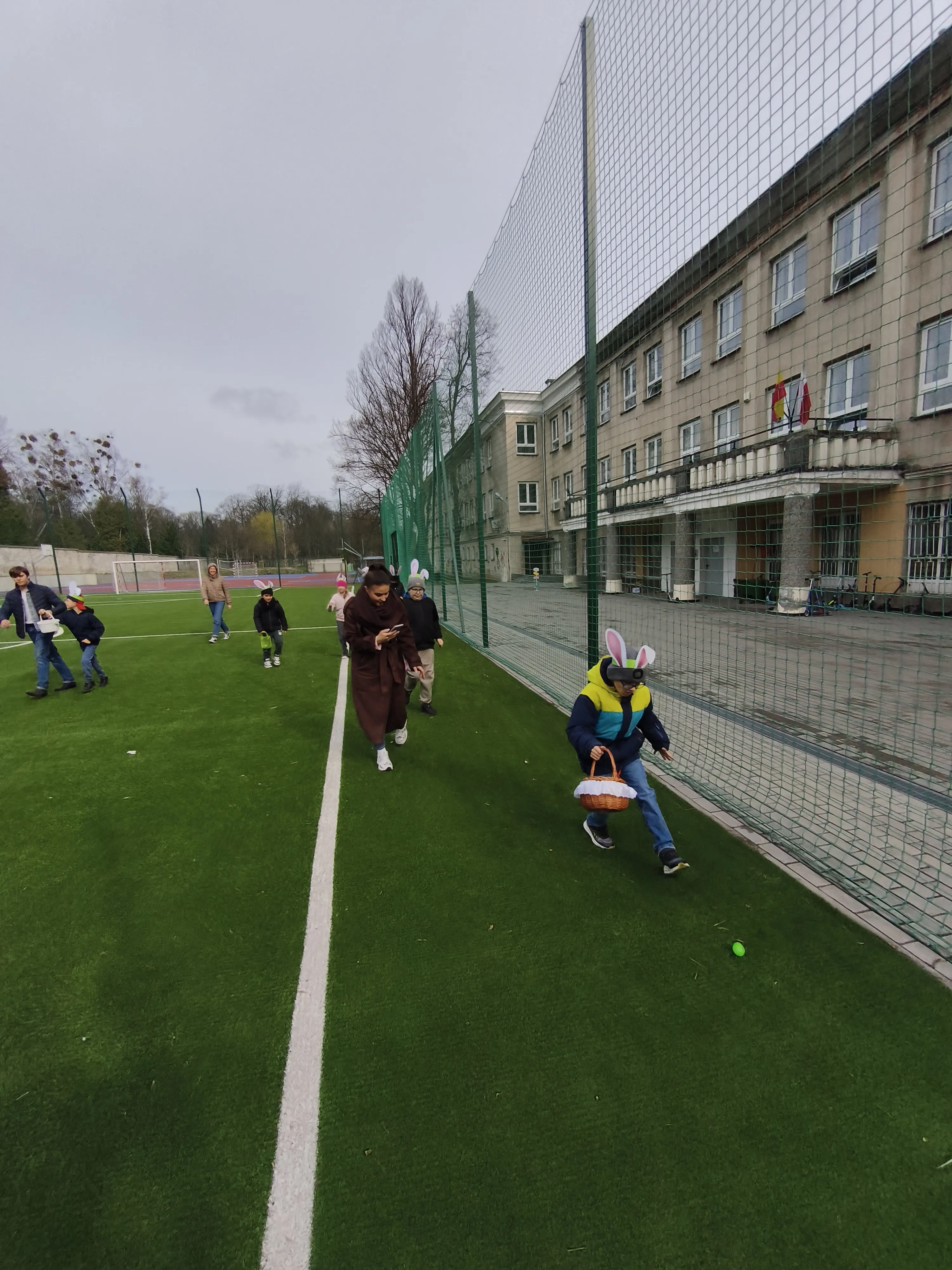 „Polowanie na jajeczka”, w której uczestniczyły klasy 3b oraz 2c.