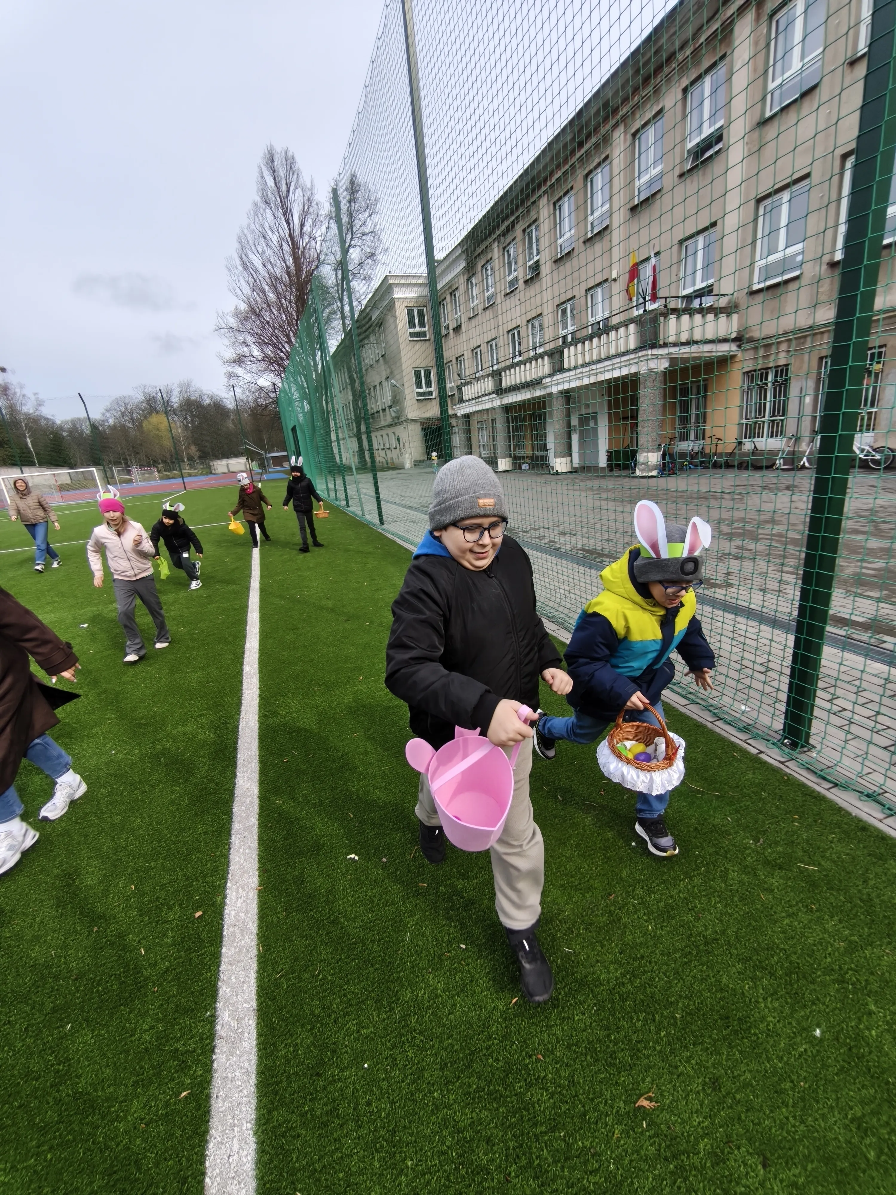 „Polowanie na jajeczka”, w której uczestniczyły klasy 3b oraz 2c.