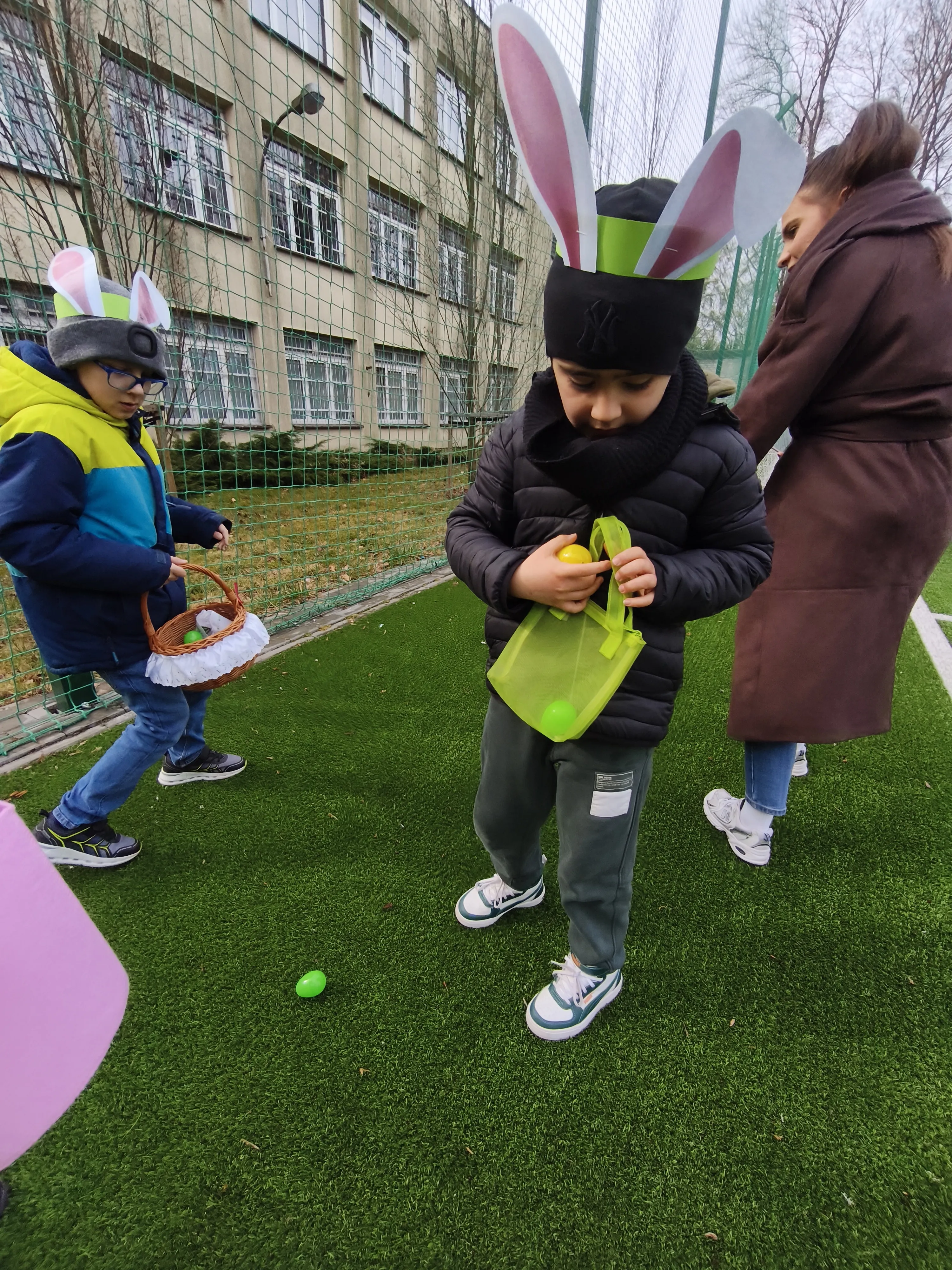 „Polowanie na jajeczka”, w której uczestniczyły klasy 3b oraz 2c.