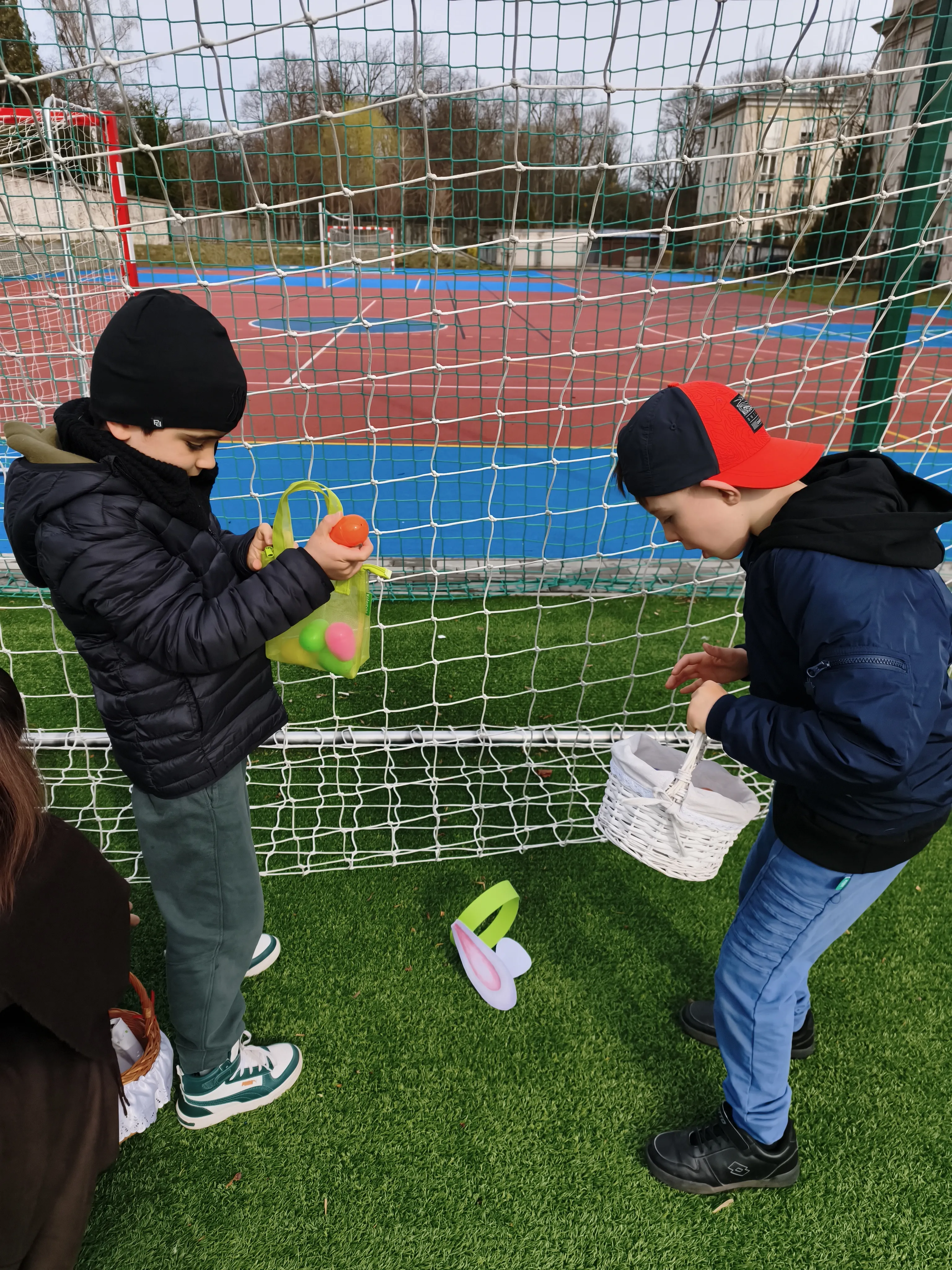 „Polowanie na jajeczka”, w której uczestniczyły klasy 3b oraz 2c.