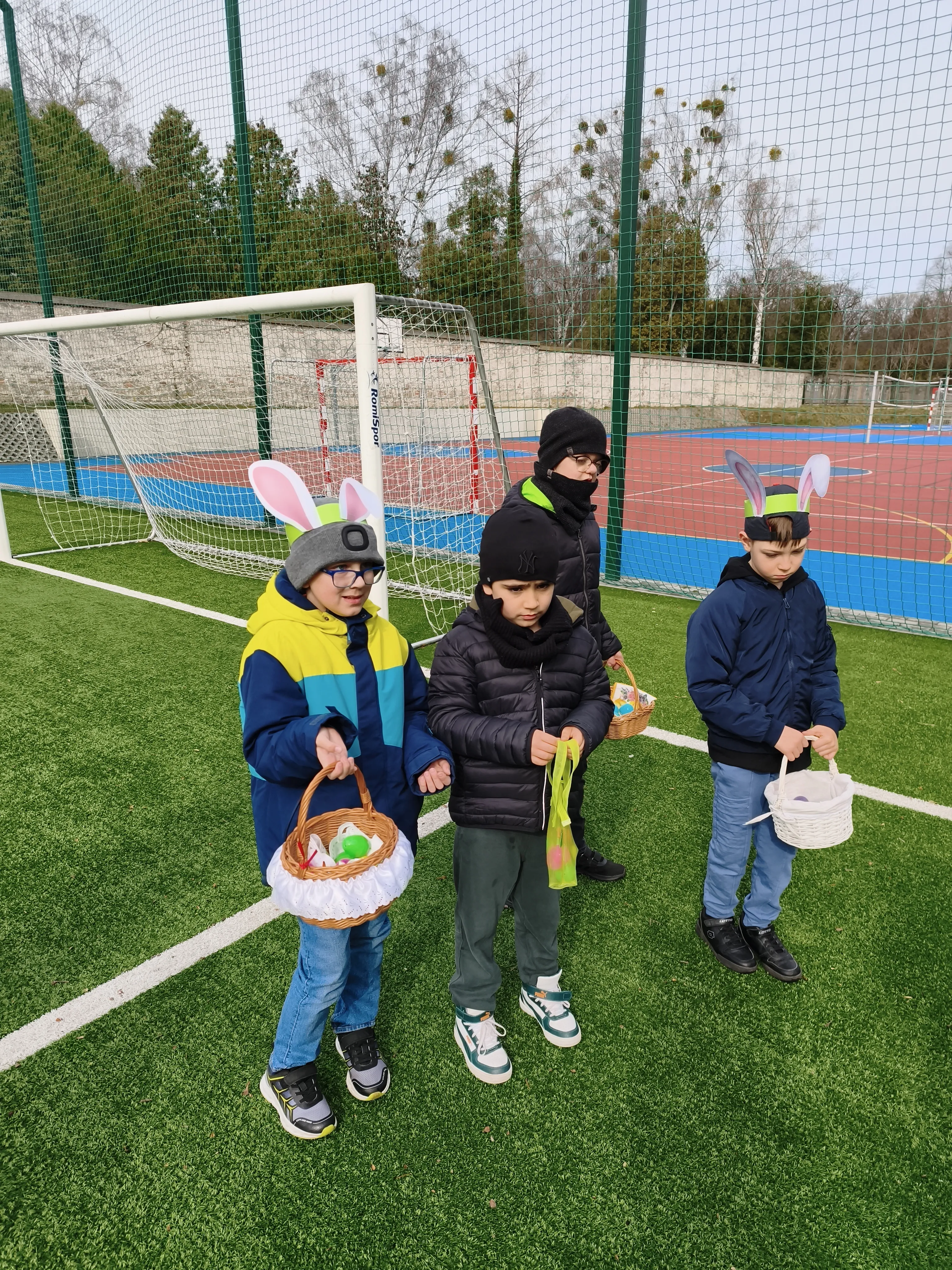 „Polowanie na jajeczka”, w której uczestniczyły klasy 3b oraz 2c.