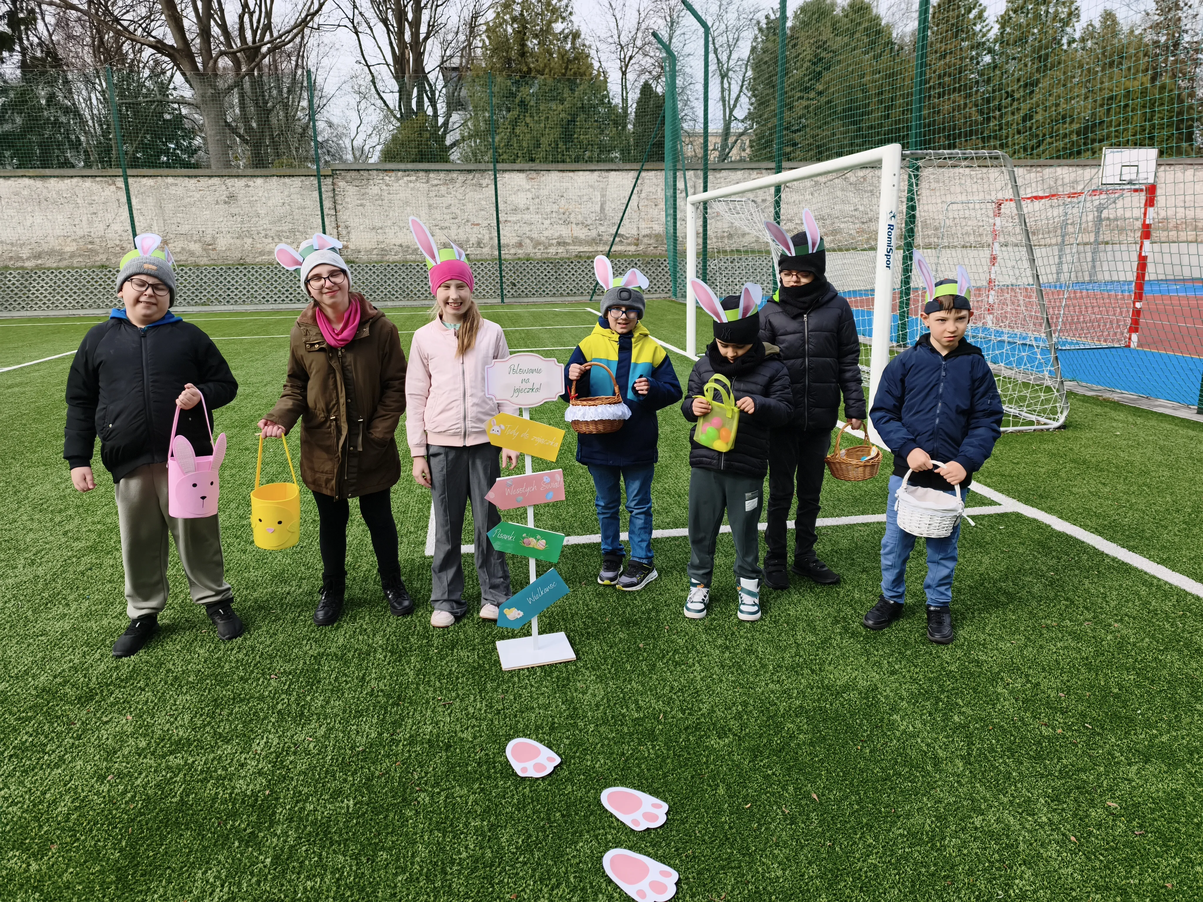 „Polowanie na jajeczka”, w której uczestniczyły klasy 3b oraz 2c.