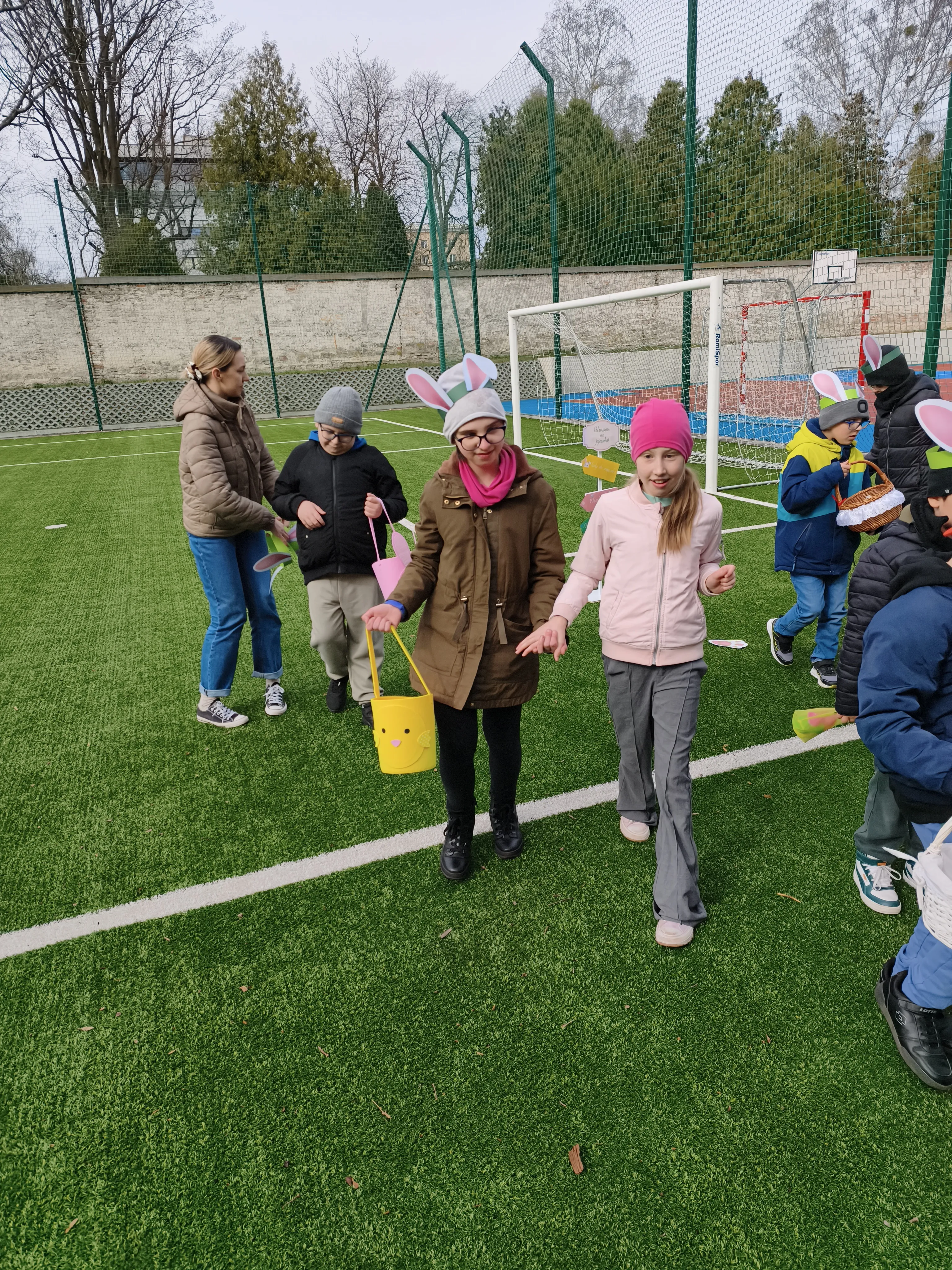 „Polowanie na jajeczka”, w której uczestniczyły klasy 3b oraz 2c.