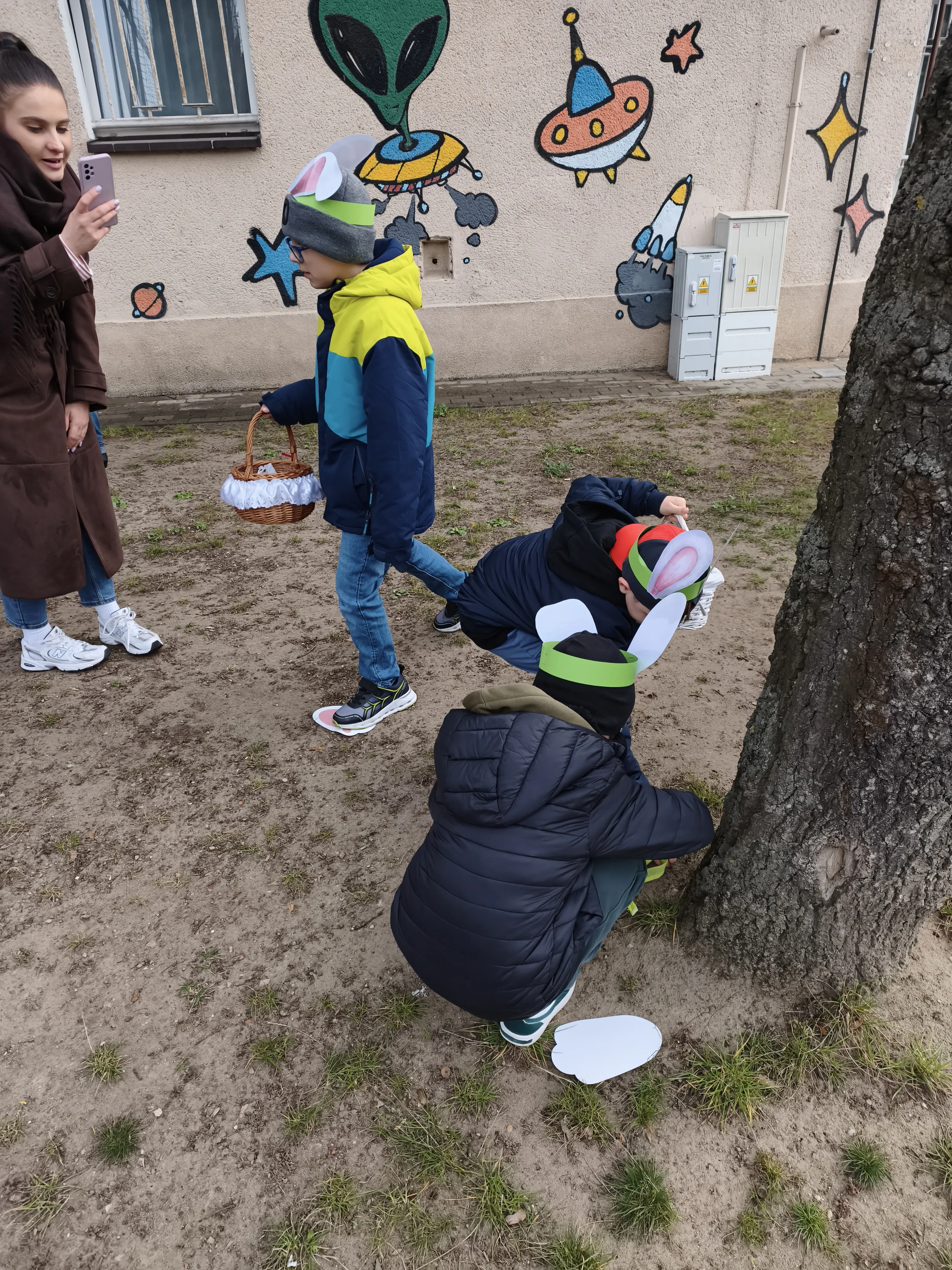 „Polowanie na jajeczka”, w której uczestniczyły klasy 3b oraz 2c.