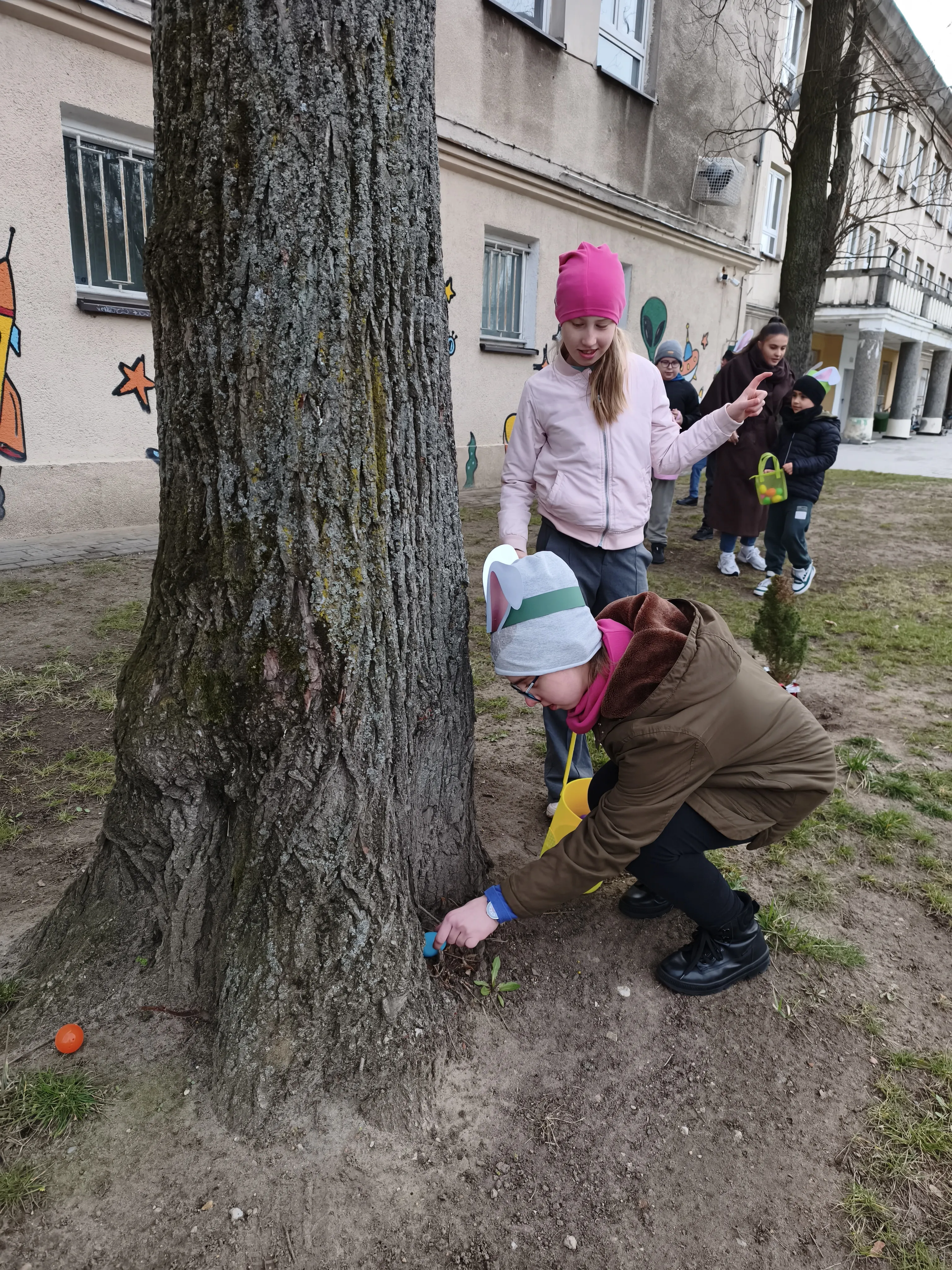 „Polowanie na jajeczka”, w której uczestniczyły klasy 3b oraz 2c.