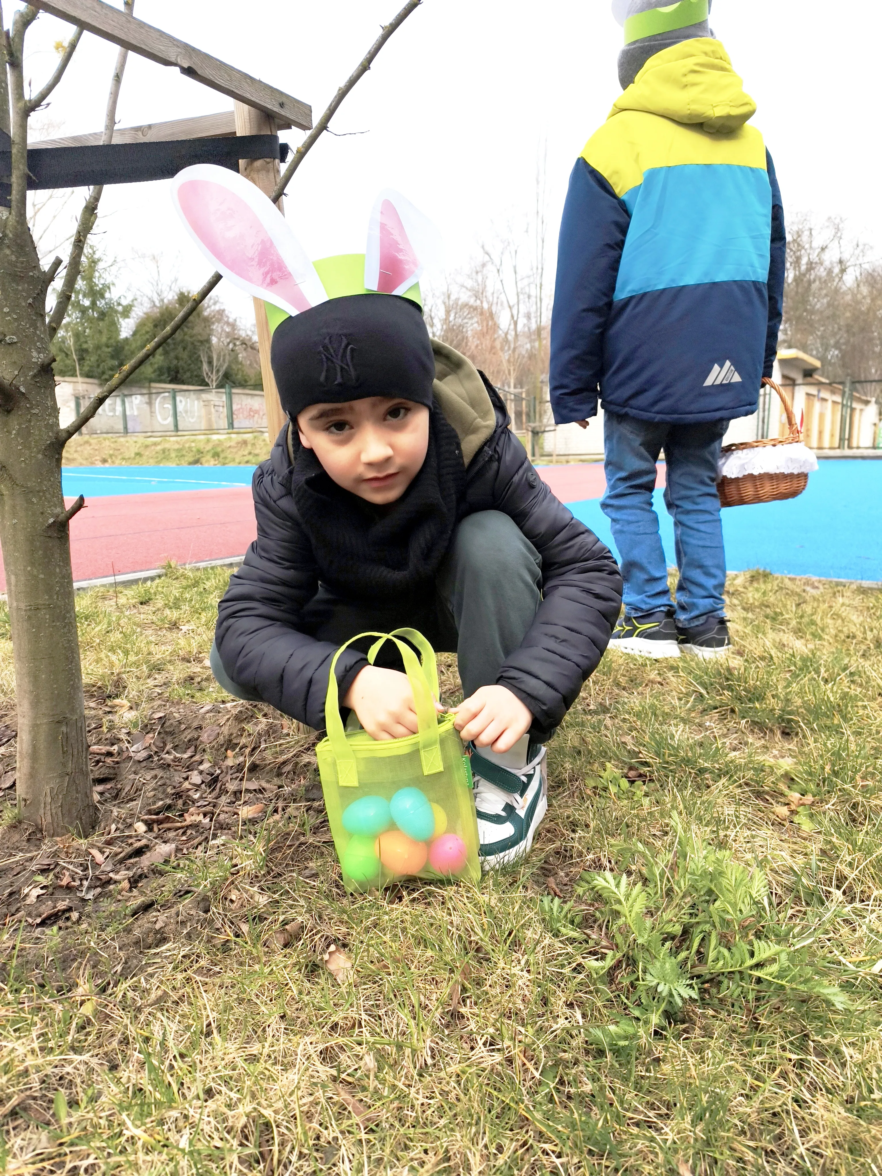 „Polowanie na jajeczka”, w której uczestniczyły klasy 3b oraz 2c.