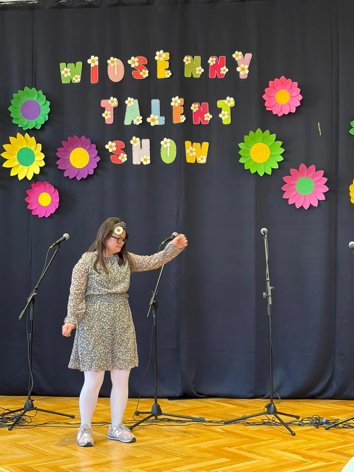 dziewczynka prezentuje układ taneczny