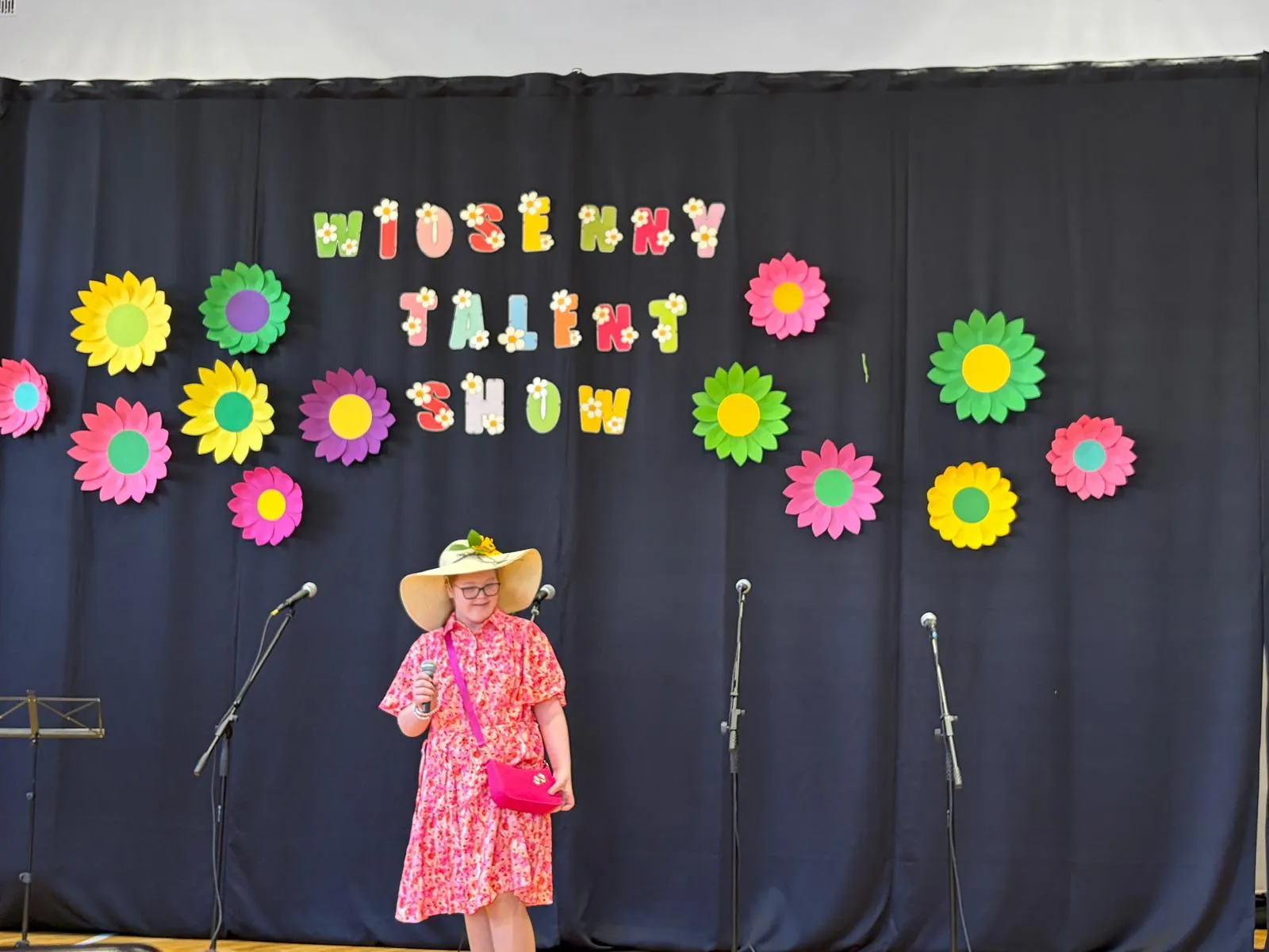 dziewczynka w kapeluszu tanczy do piosenki "Byś kobieta"