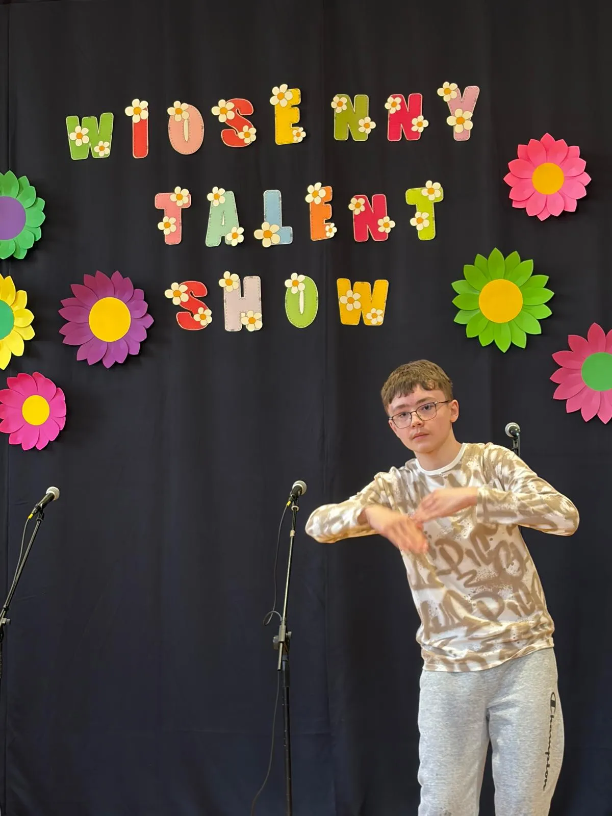 chłopiec prezentuje układ taneczny