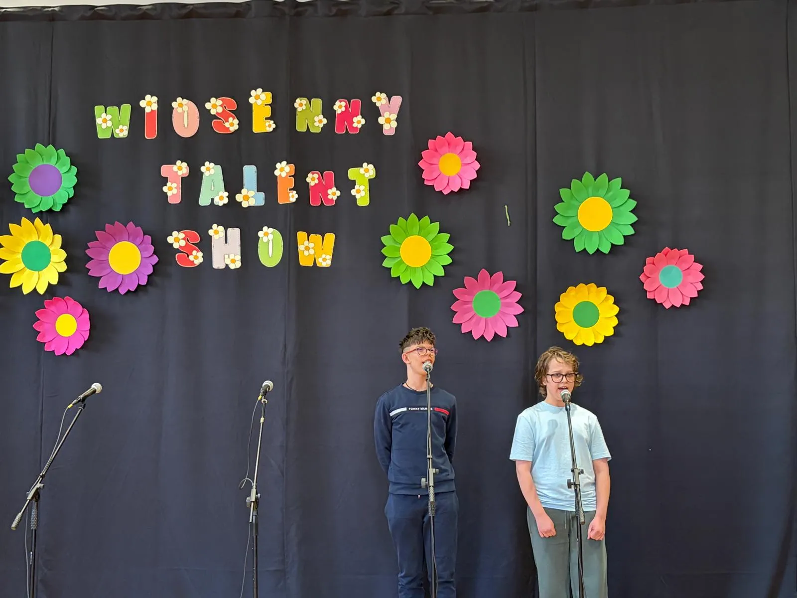 chłopcy śpiewają piosenkę "jestem z miasta"