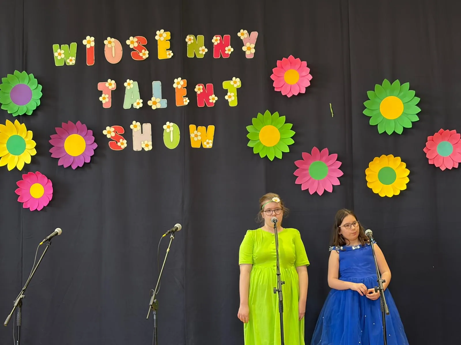 Dziewczynki śpiewają piosenkę