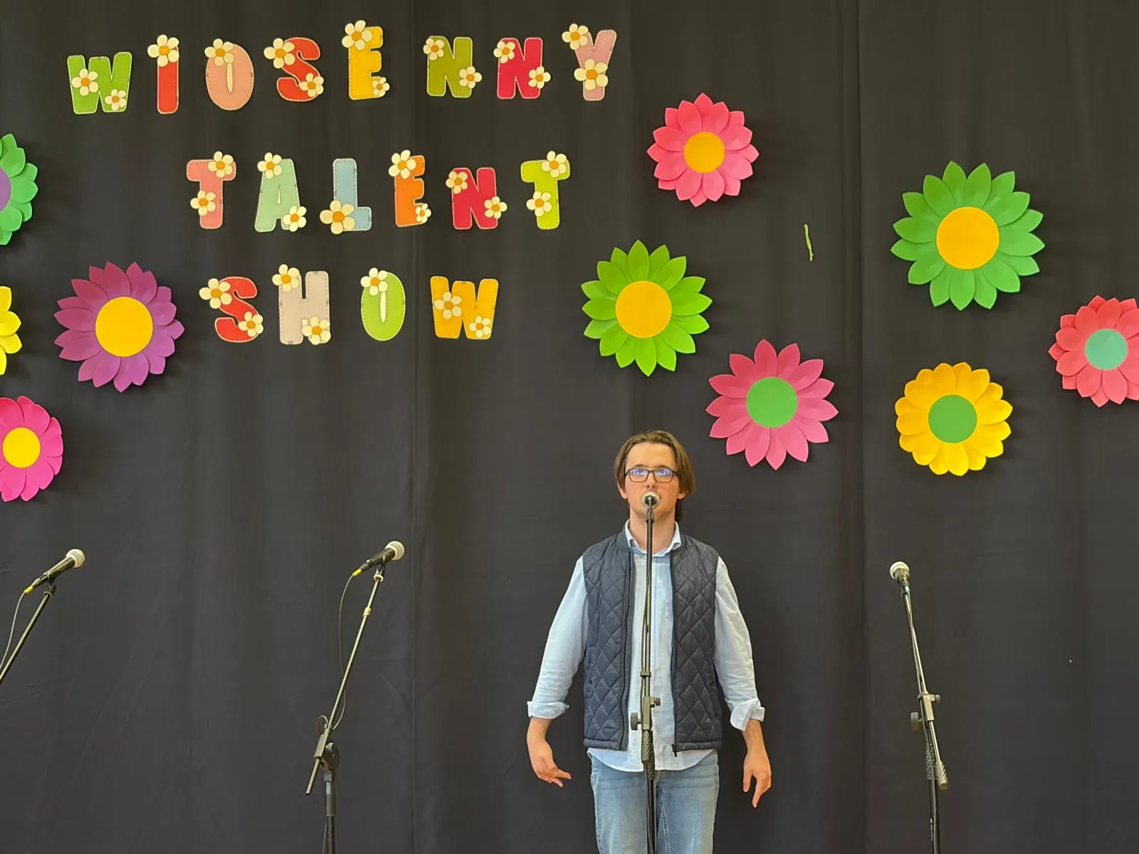 Chłopiec piewa piosenka "Odważna, wierna"