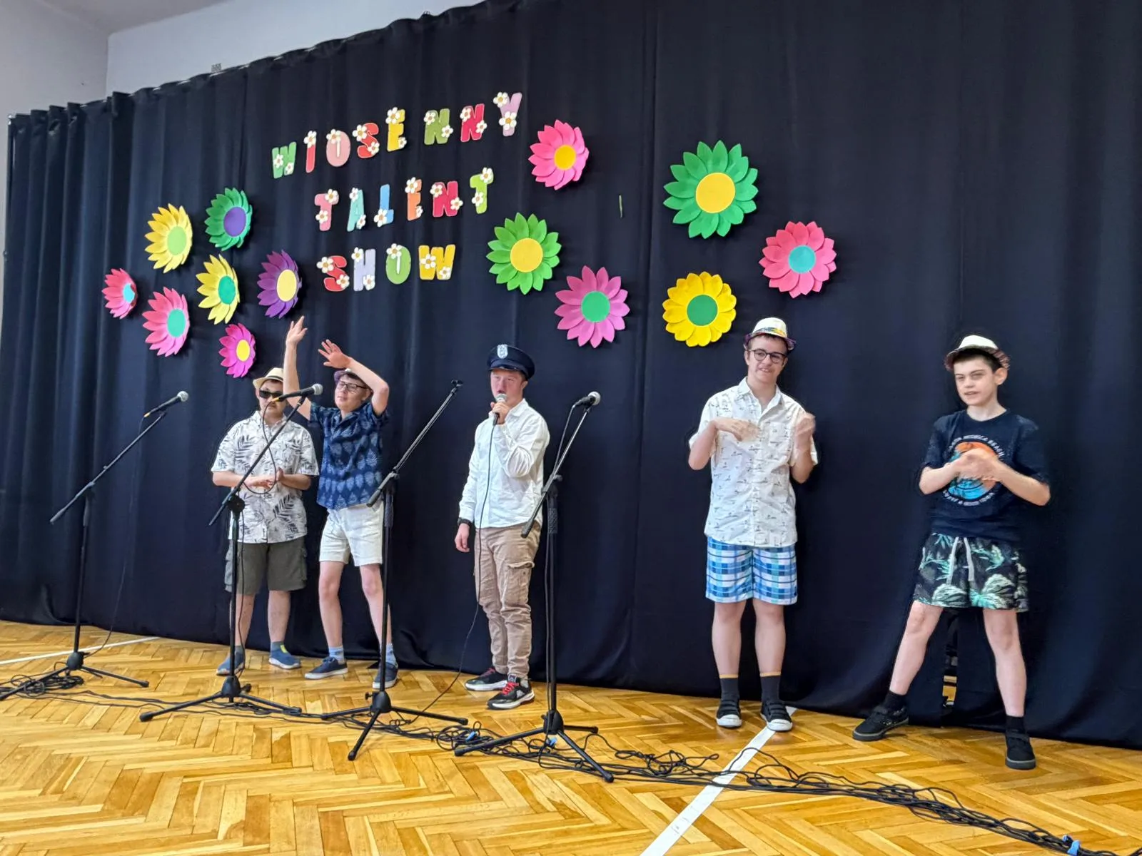 Chłopcy z klasy 5c i 8f prezentrują interpretację wiersza