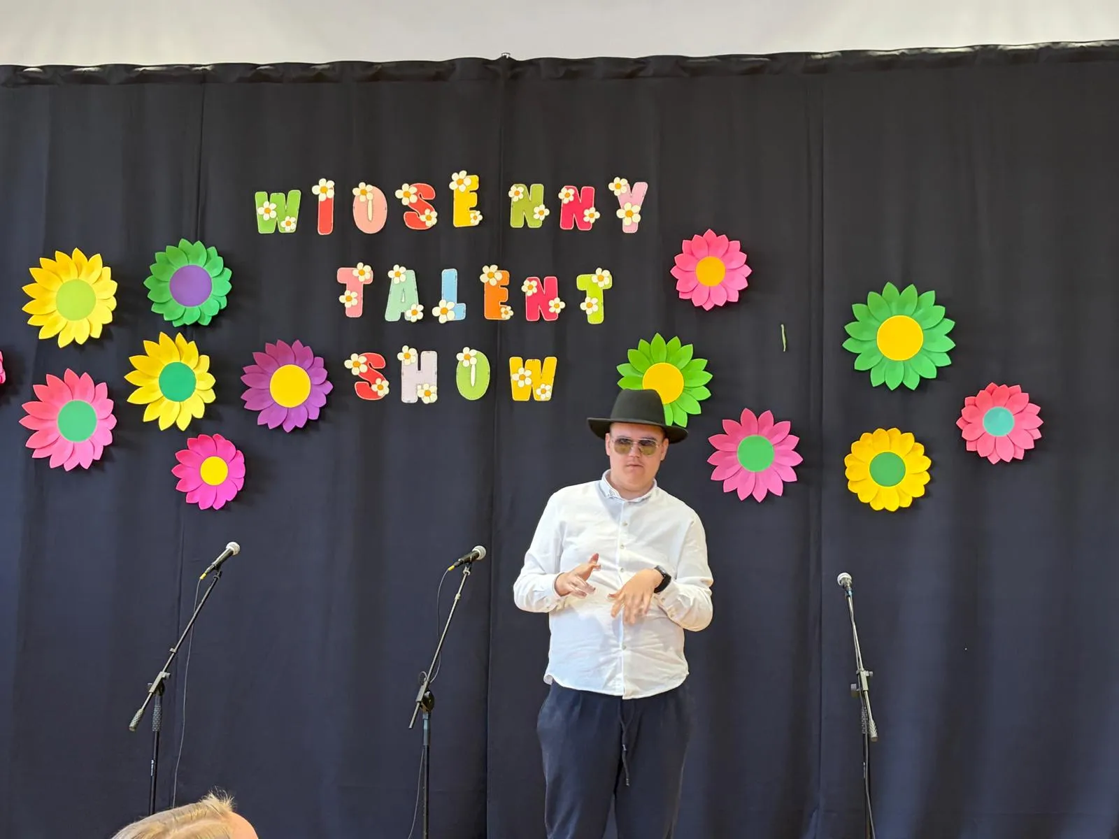 Chłopiec przedstawia pokaz do piosenki Happy