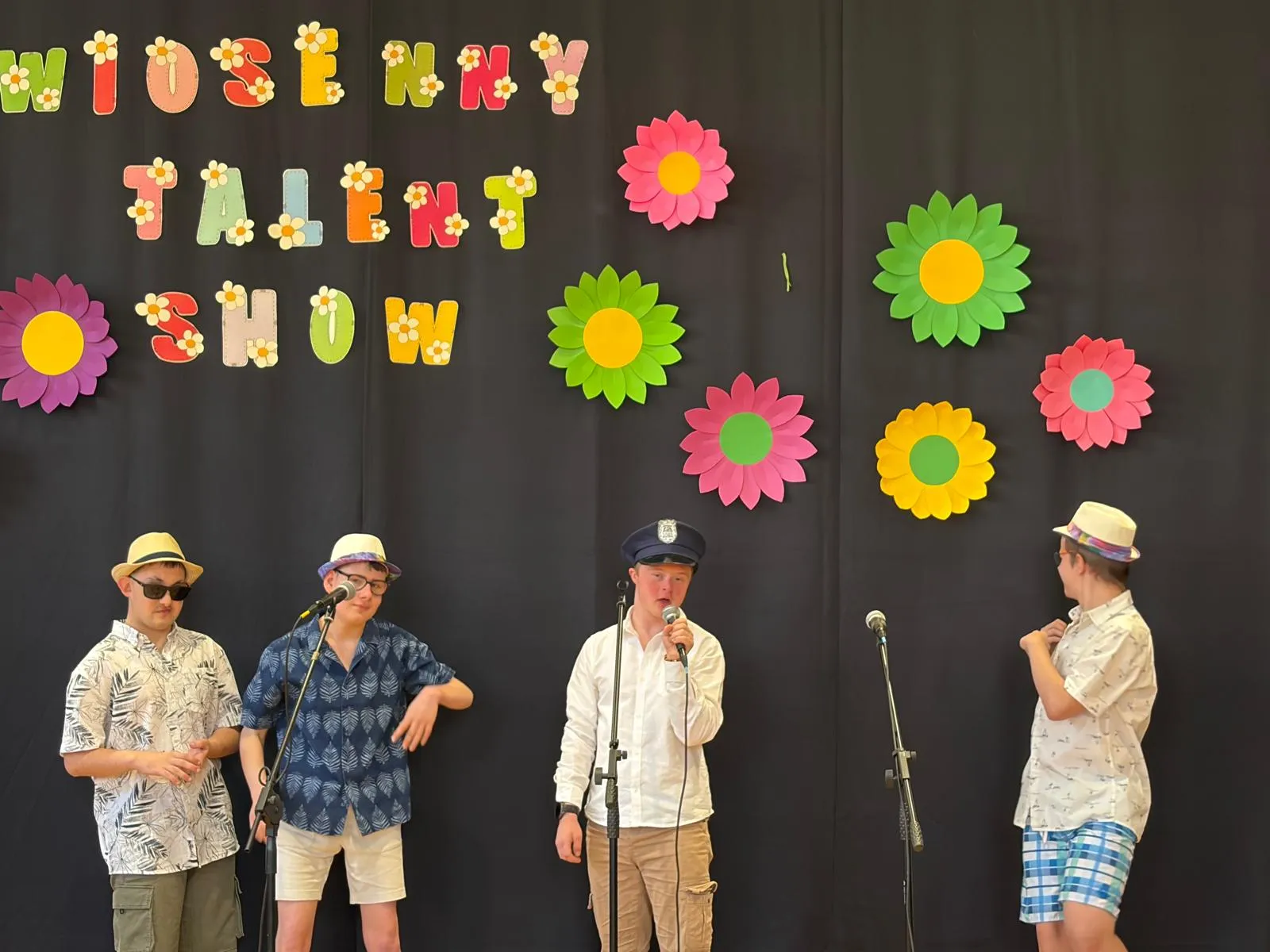 Chłopcy z klasy 5c i 8f prezentrują interpretację piosenki. 