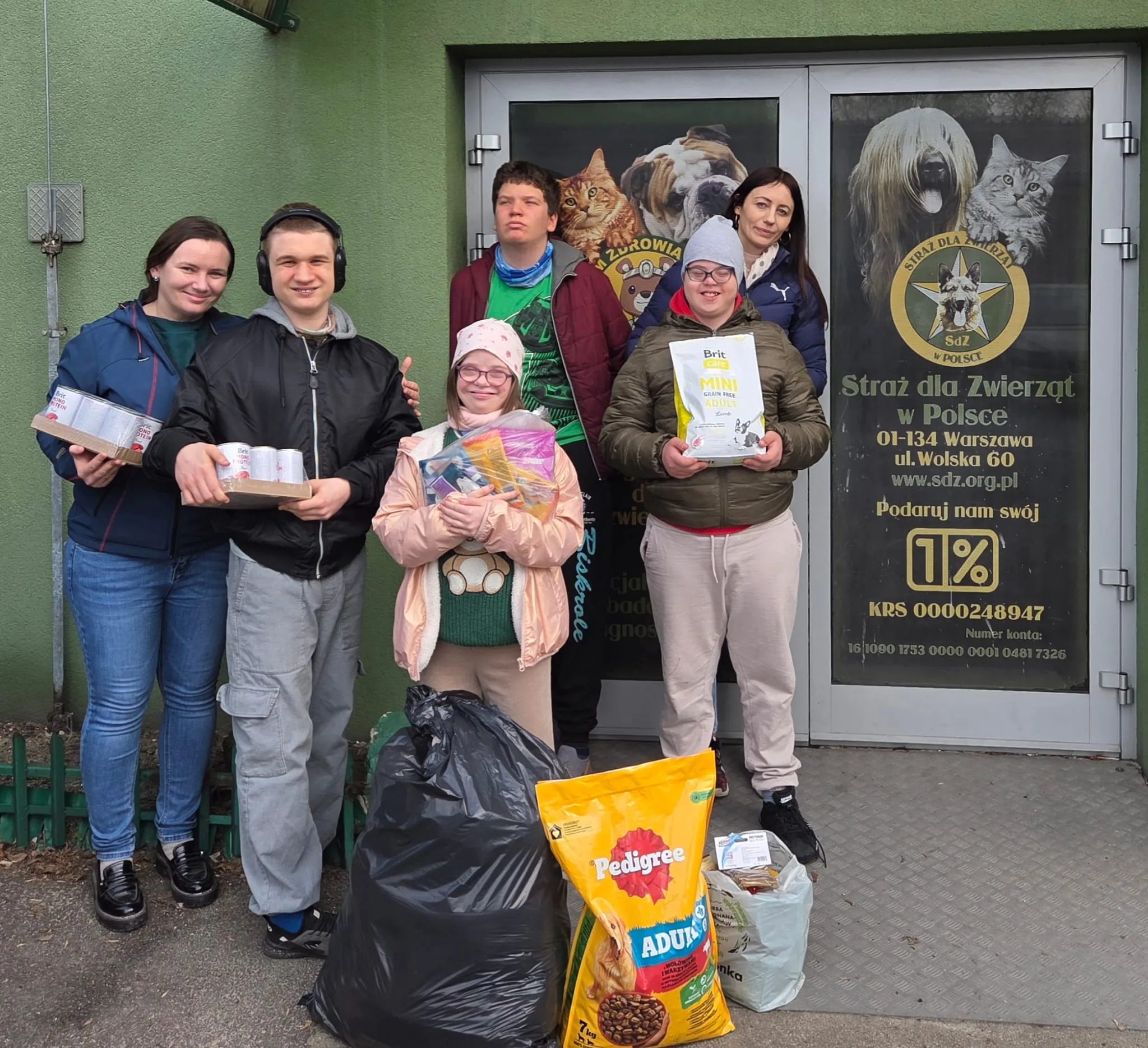 Przekazanie darów dla potrzebujących zwierząt