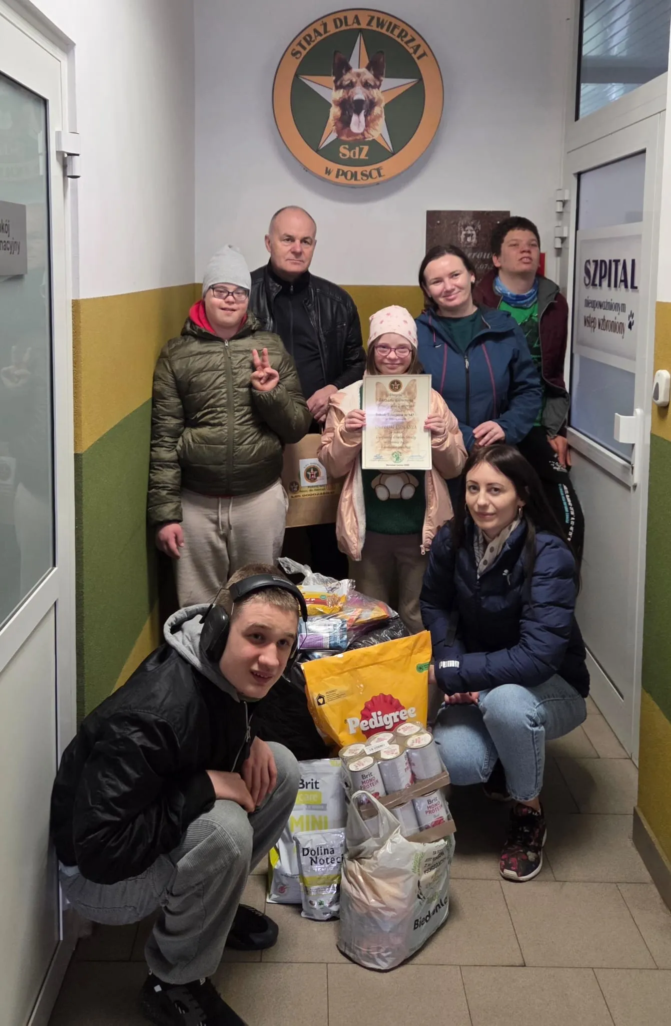 Przekazanie darów dla potrzebujących zwierząt