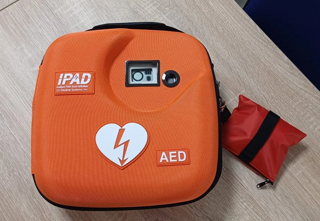 Zdjecie przedstawia zamkniętą torbę z urzadzeniem AED