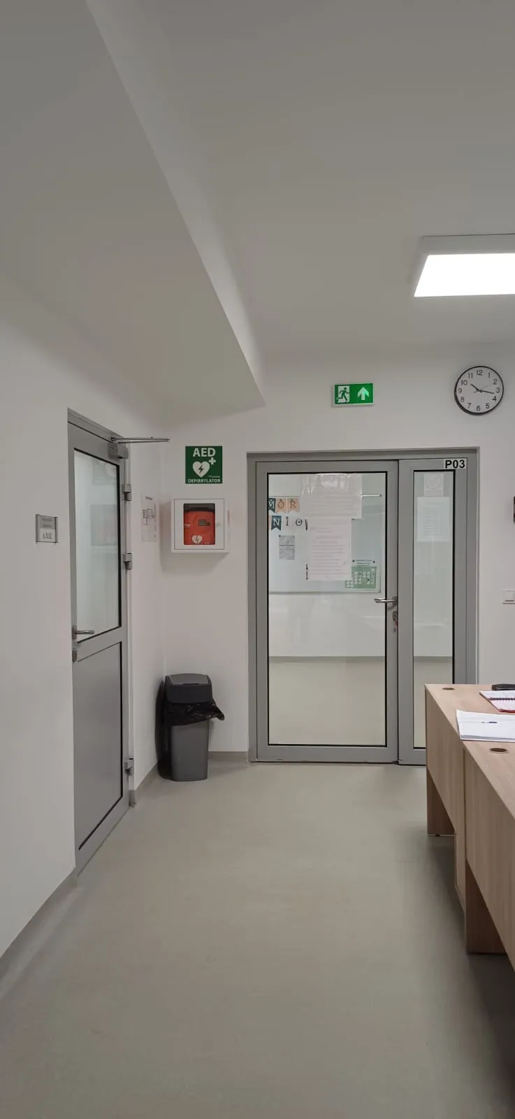 zdniecie pokazuje umiejscowienie urzadzenia AED przy portierni na Żytniej