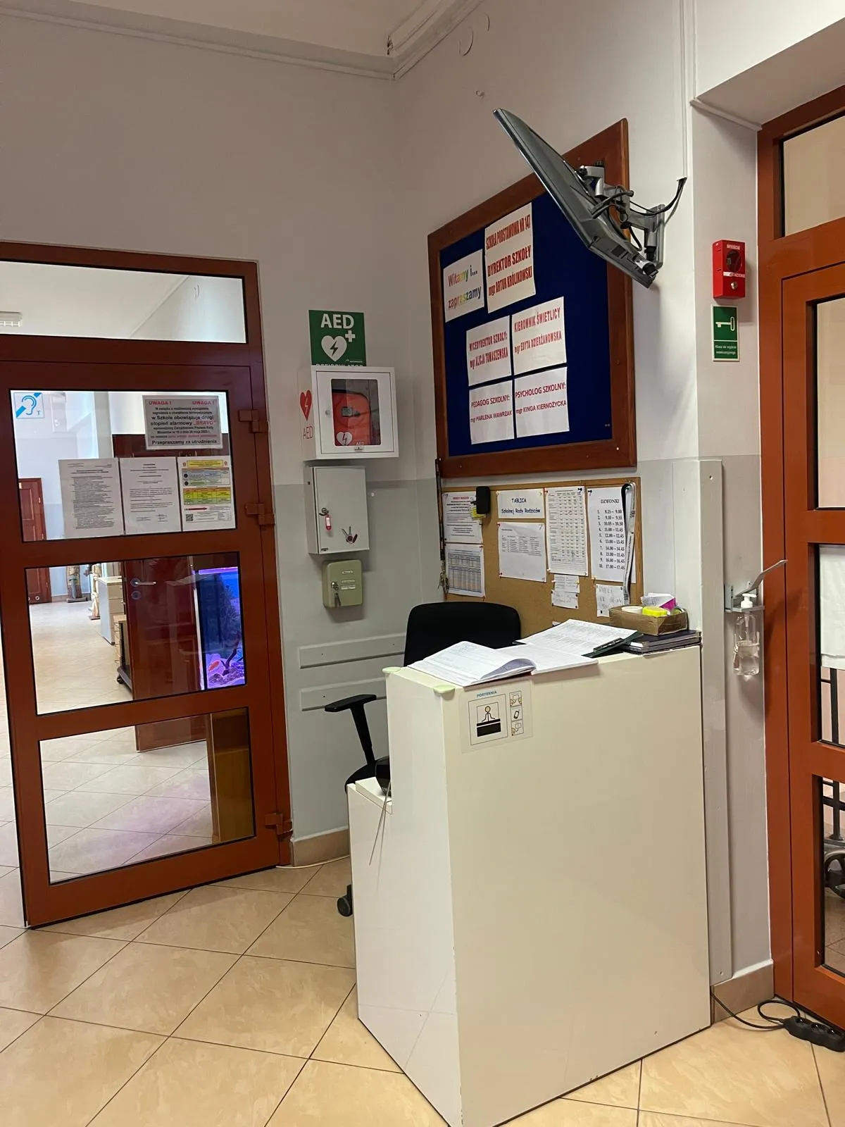 Zdjęcie przedstawia umiejscowienie AED w portietni przydrzwiach wejsciowych na Karolkowej