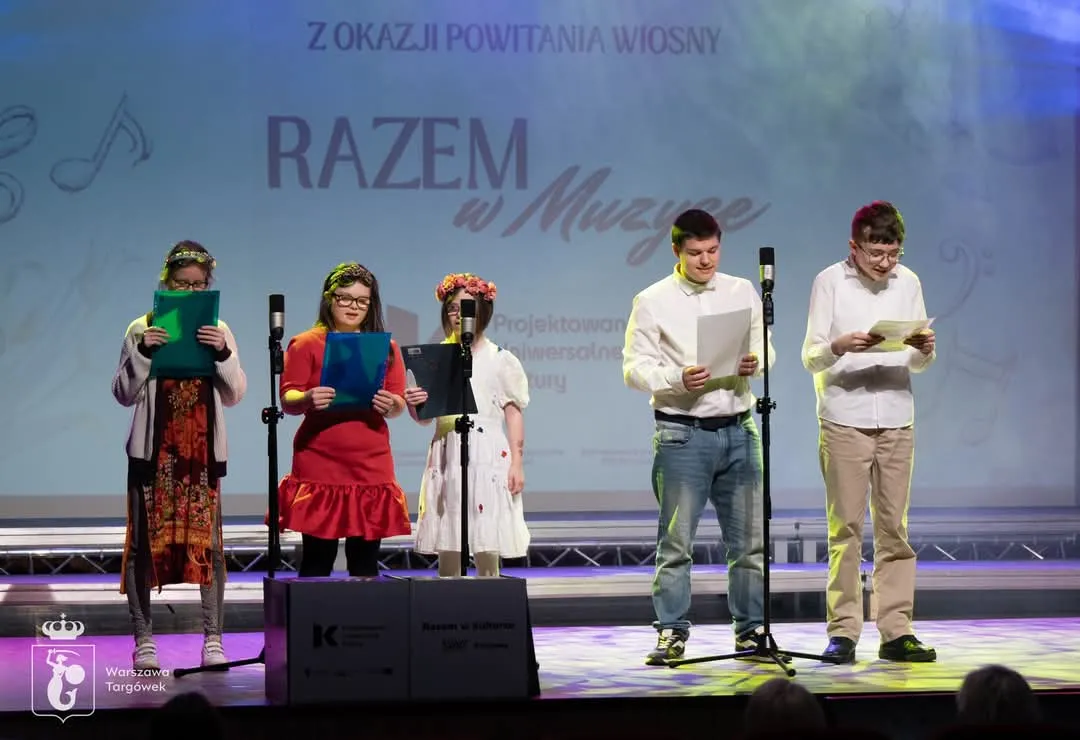 reprezentanci szkoły sps147 śpiewają na scenie 