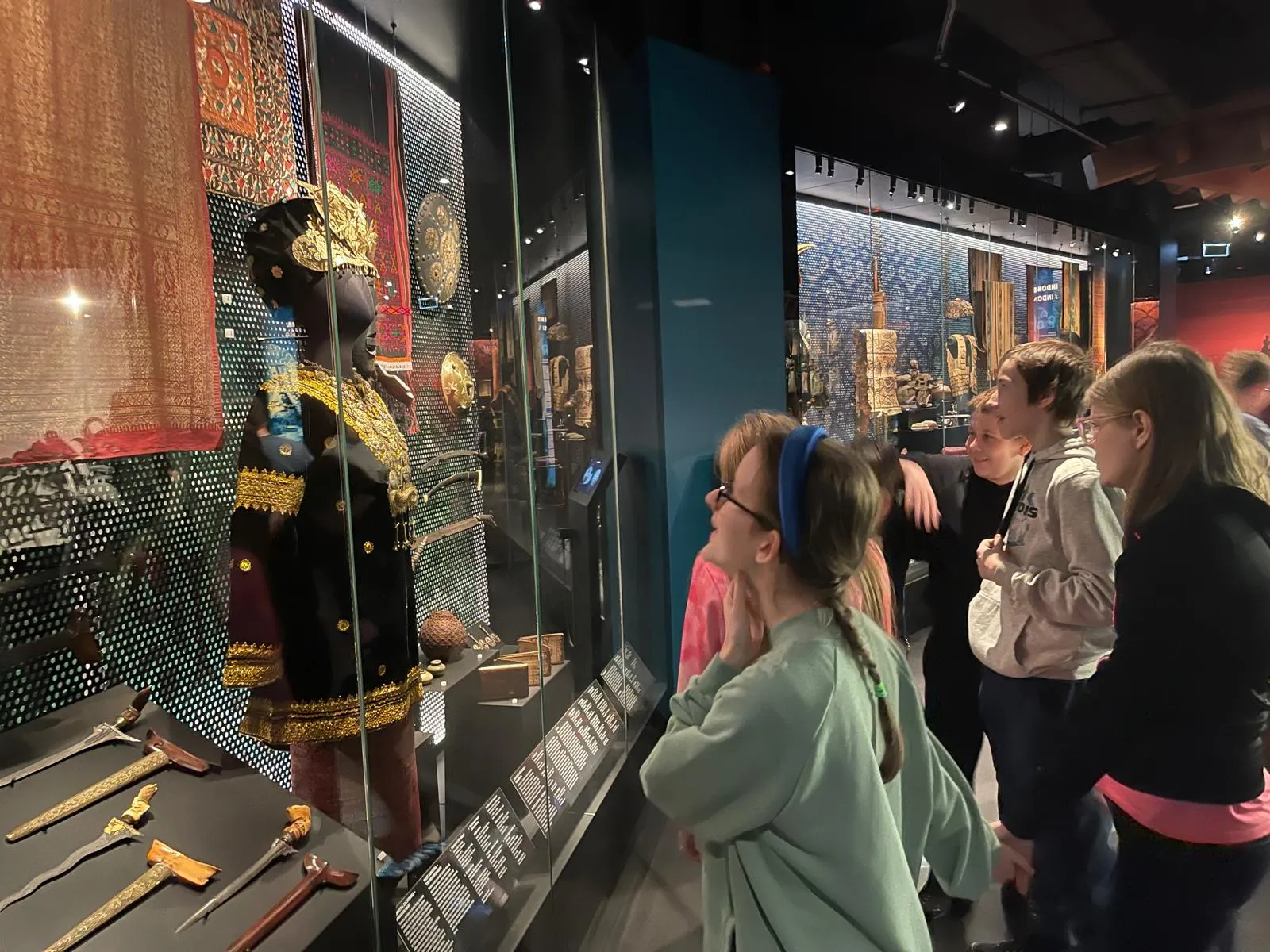 Uczniowie zwiedzaja wystawę w muzeum